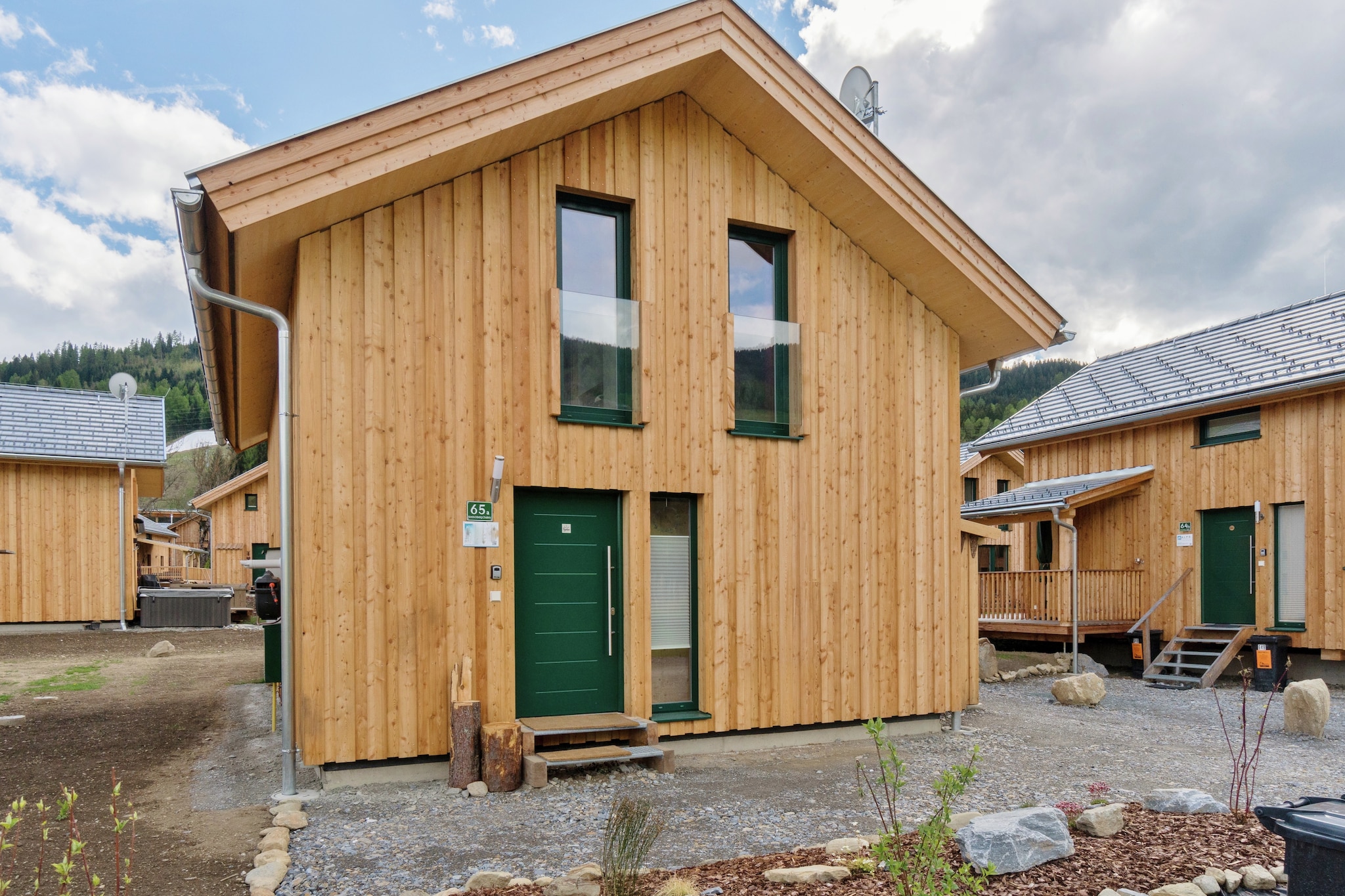 This is a detached, luxury wooden chalet at the foot of the ski lift and the slopes of the splendid Kreischberg skiing area. The historic town of Murau and the Kreischberg golf course are approximately 5 minutes away. The central location makes this a perfect holiday area, both in winter and in summer. More than 200 sunny days per year and a skiing area with snow guaranteed make this a perfect holiday destination for all seasons. 

The detached, wooden chalet is fully equipped and has a beautiful bathroom with a lovely bubble bath, a wellness shower, an infrared sauna and no less than four bedrooms. Its layout makes this chalet extremely suitable for larger groups with a maximum of 8 adults and 1 child. The living area is situated on the ground floor. Here, you'll find a lovely living room with open-plan kitchen, spacious lounge, dining area and even a cosy gas fire for pleasant winter evenings. The living room opens directly onto the outdoor terrace and into the garden. The chalet and the terrace both offer views across the skiing slopes, the ski lift and the surrounding mountains. The cross-country skiing trail is immediately behind the chalet. 

The surroundings of the chalet are still under construction, which may cause some inconvenience.