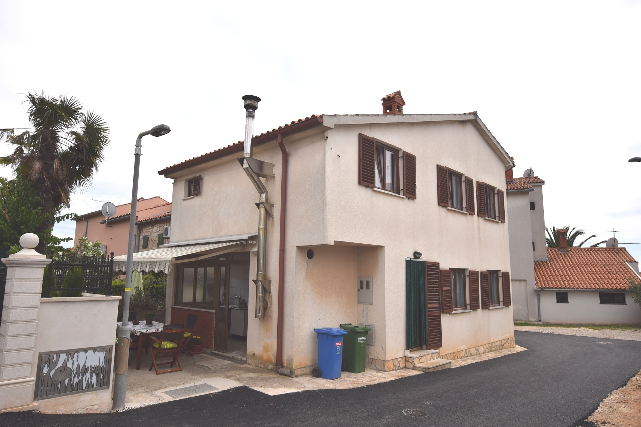 Ground floor: (Living room(double sofa bed), dining room, Kitchen(oven, microwave, dishwasher), bathroom(washing machine))\n\nOn the 1st floor: (bedroom(double bed), bedroom(double bed), bedroom(single bed), bathroom, balcony)\n\noutdoor kitchen, air conditioning, terrace, BBQ, parking