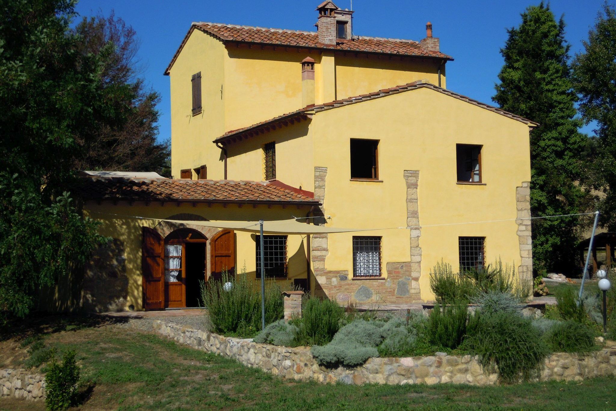 Sfeervol vakantiehuis in Rosignano Marittimo met een tuin