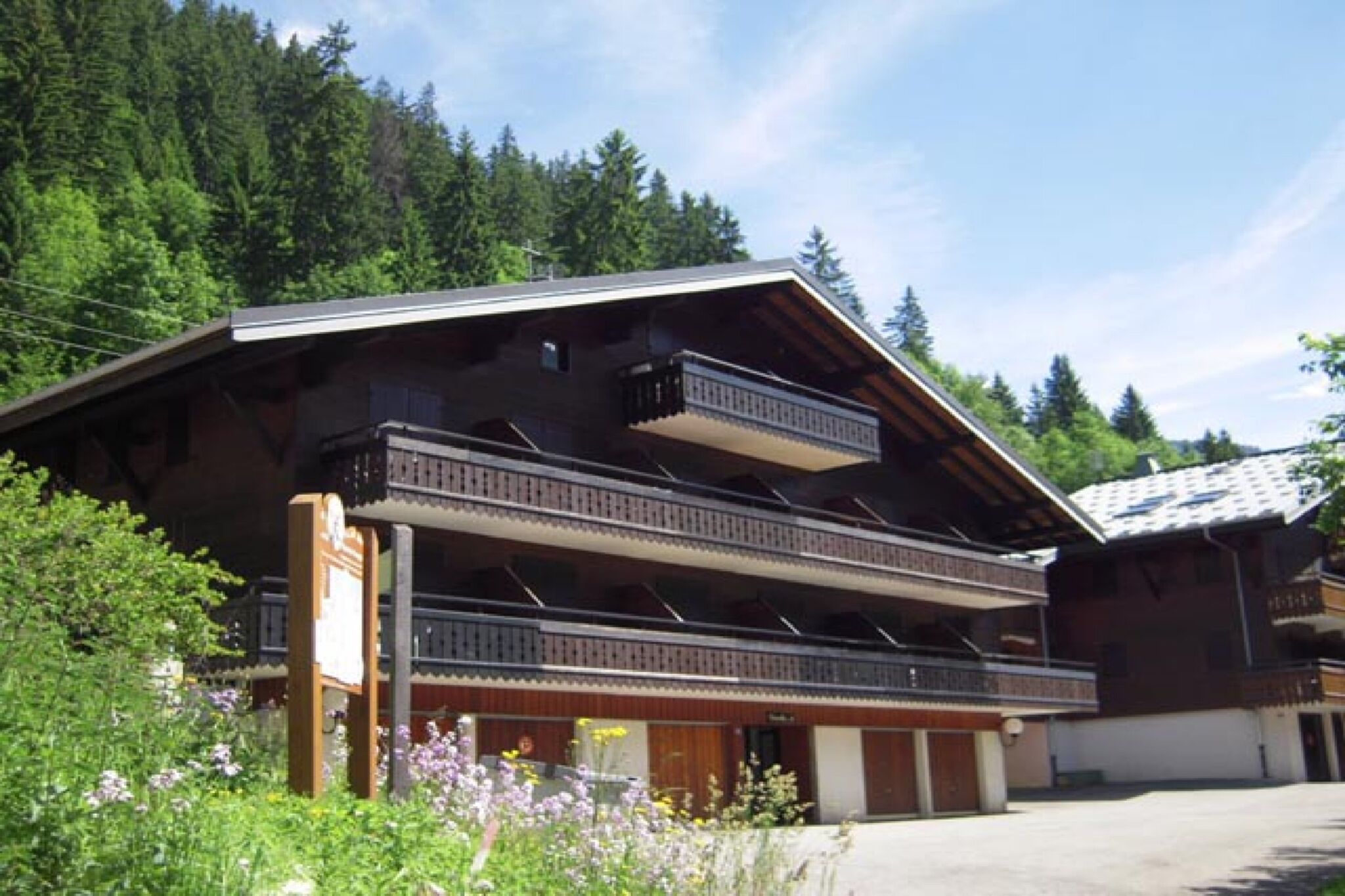 Apartment with balcony located near the ski lifts