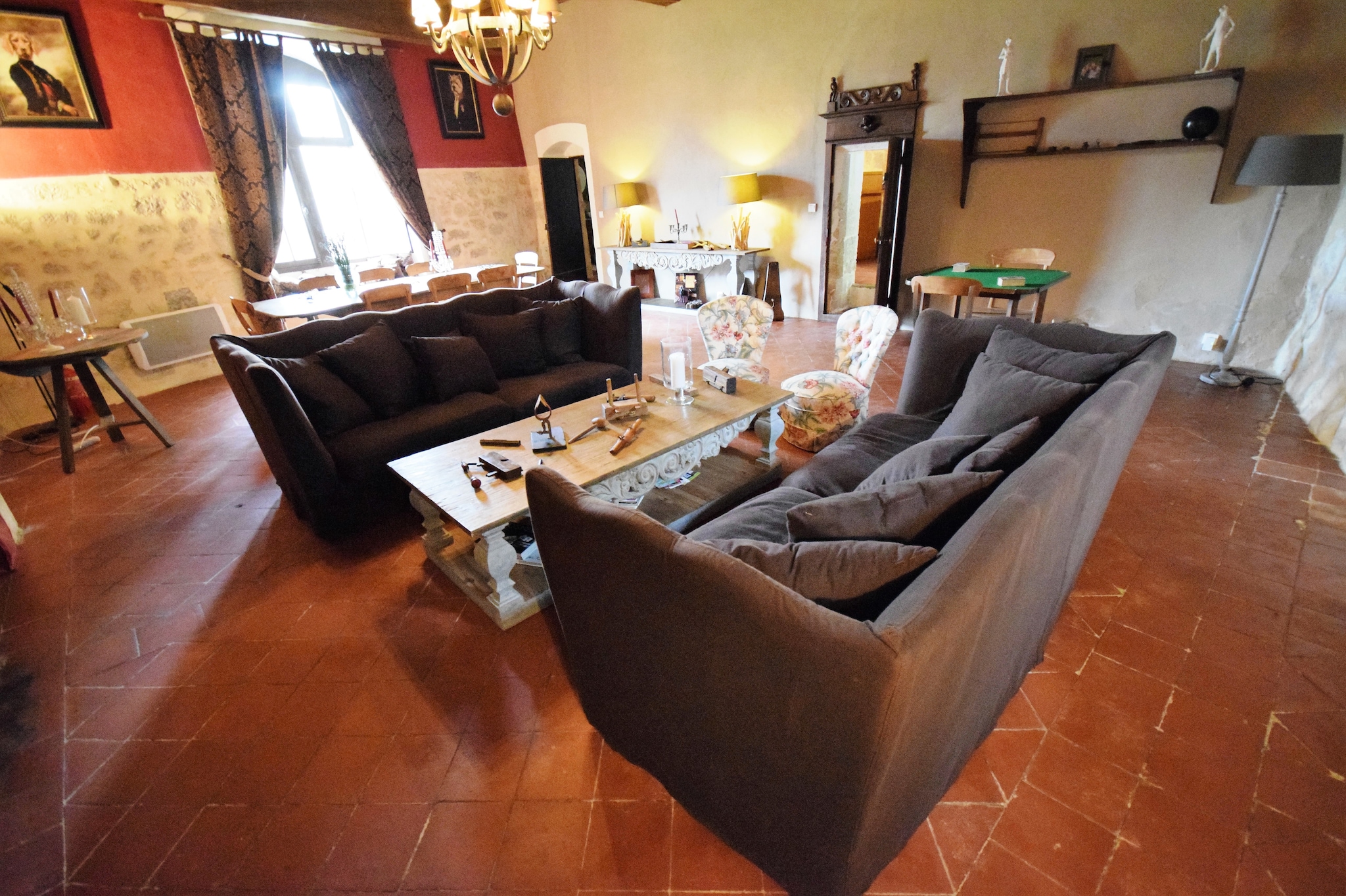 Ground floor: (Kitchen(cooker, coffee machine, oven, dishwasher, fridge-freezer), Living/diningroom(fireplace))\n\nOn the 1st floor: (bedroom(single bed, double king size bed, fireplace), bedroom(double bed or 2 single beds, double king size bed, fireplace), bedroom(2x double bed, double bed or 2 single beds, fireplace), Gallery bedroom(bunk bed or 2 single beds), bathroom(bath tub, shower, washbasin, toilet), bathroom(bath tub, washbasin, toilet))