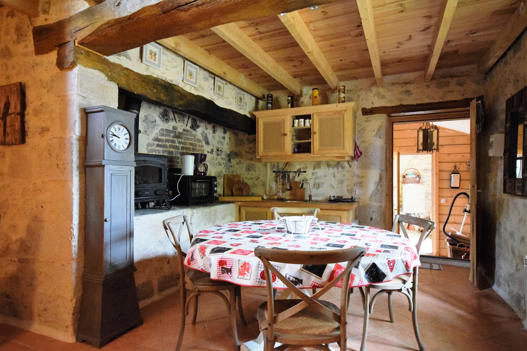 Le Four a Pain (a real old bread oven) is cozy and can accommodate up to 4 people.
The house offers enough privacy and is ideal for a family with 2 children, also because there is 1 open bedroom, where the parents' area (with a double bed) is separated from the children's sleeping area (with a double bed) by a 2x 1 bed.
There is a terrace, a separate bathroom, an open kitchen and a living area.
There is a large swimming pool with deckchairs and parasols, which is available to the whole complex (shared with other possible tenants of the other 3 gîtes).
Nearby are the famous Bastides Monpazier and Monflanquin, and the river Lot is a stone's throw away. Various activities are organized by the owner, and if you invent something yourself, the owner will do everything possible to help you as properly as possible.