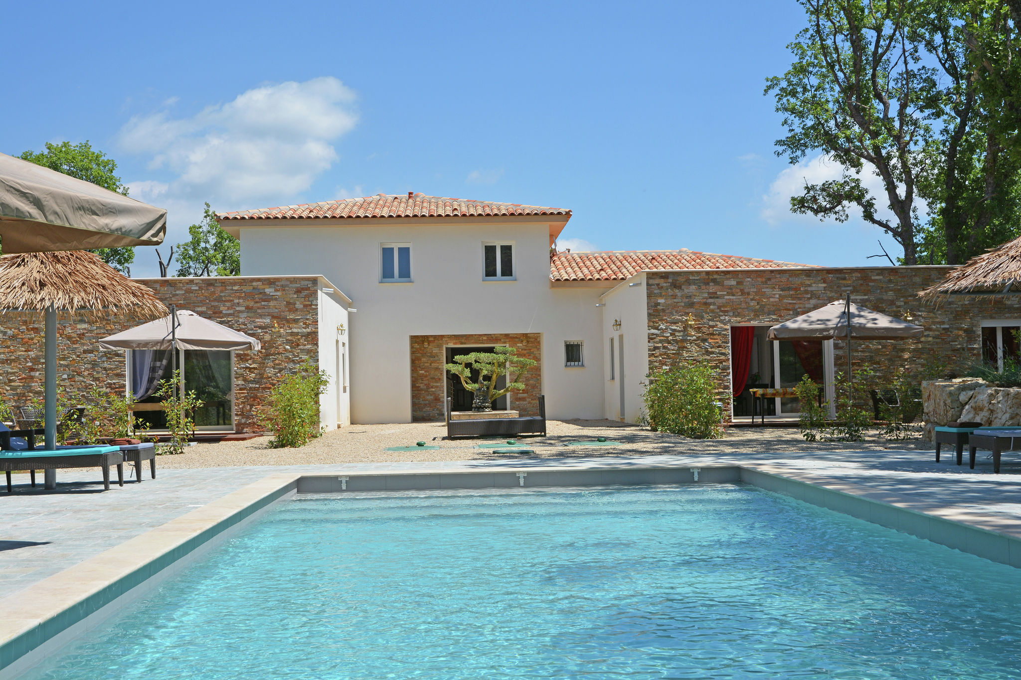 Moderne airconditioned villa met zwembad bij de Côte d'Azur in schitterende omgeving