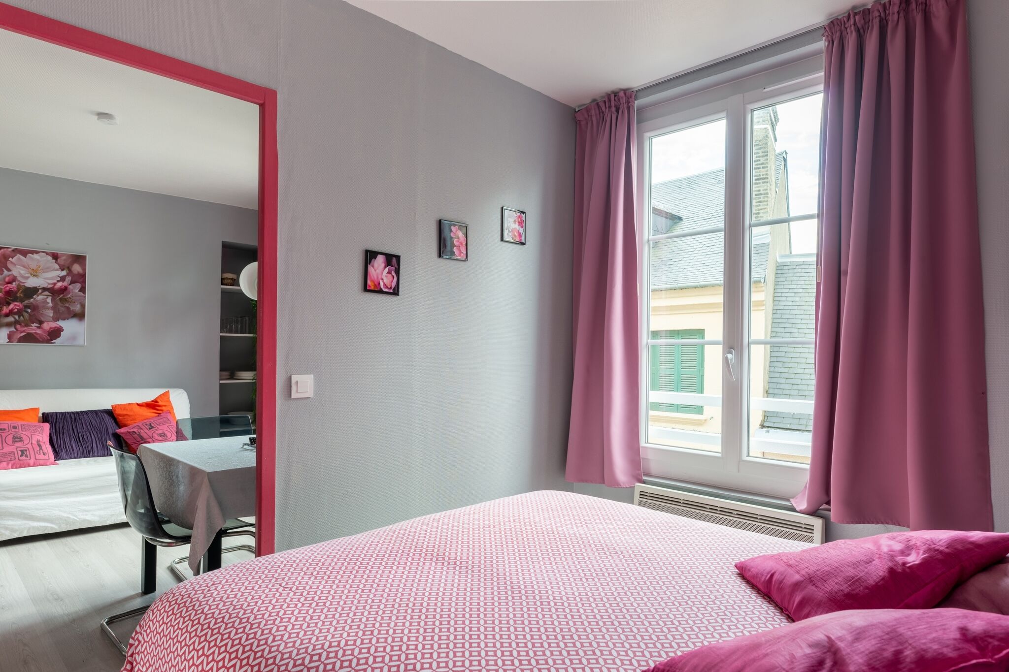 Comfortable, modernized apartment bad 300m from the famous harbor of Honfleur.