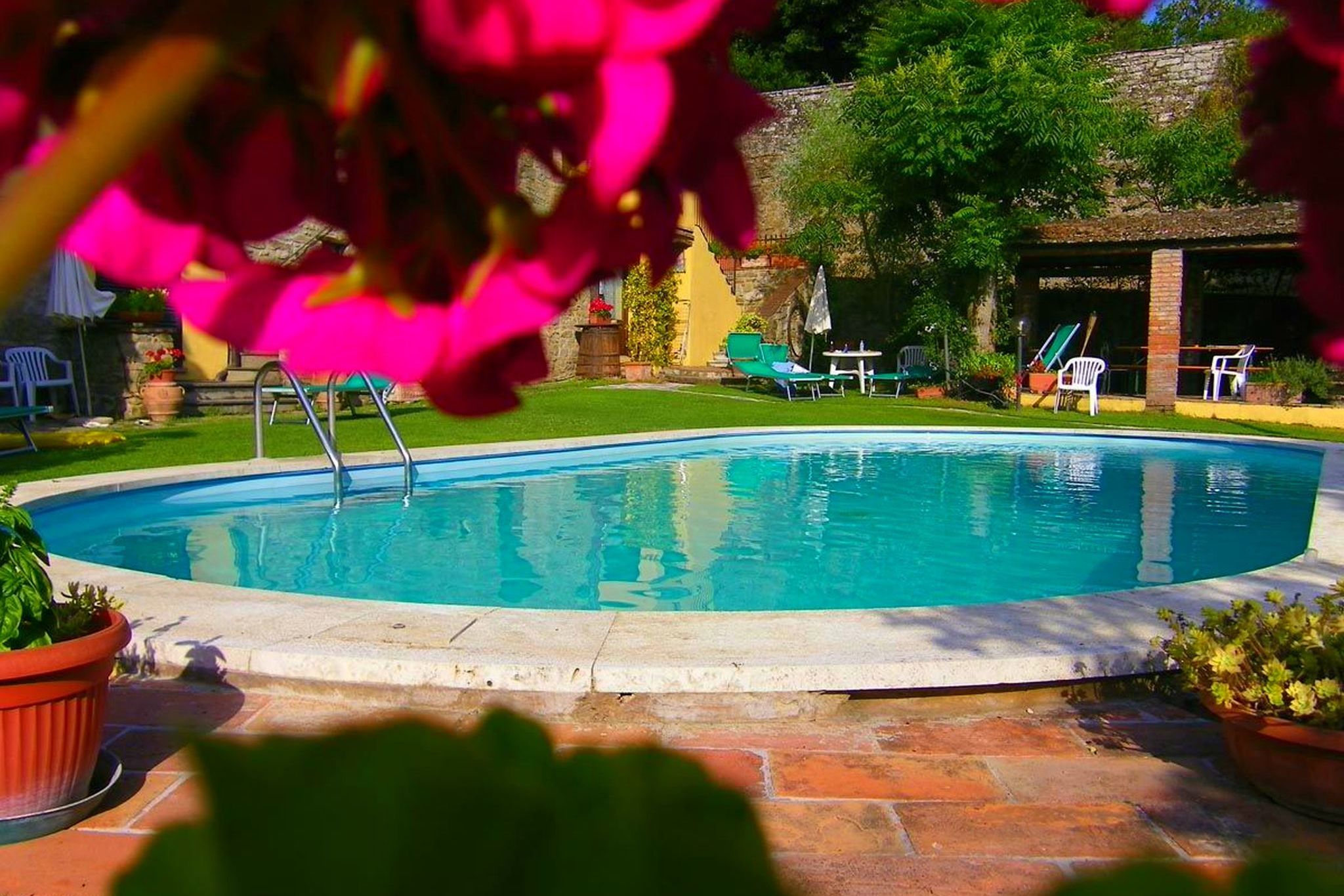 Boerderij in Cortona met zwembad en bubbelbad in de heerlijke tuin