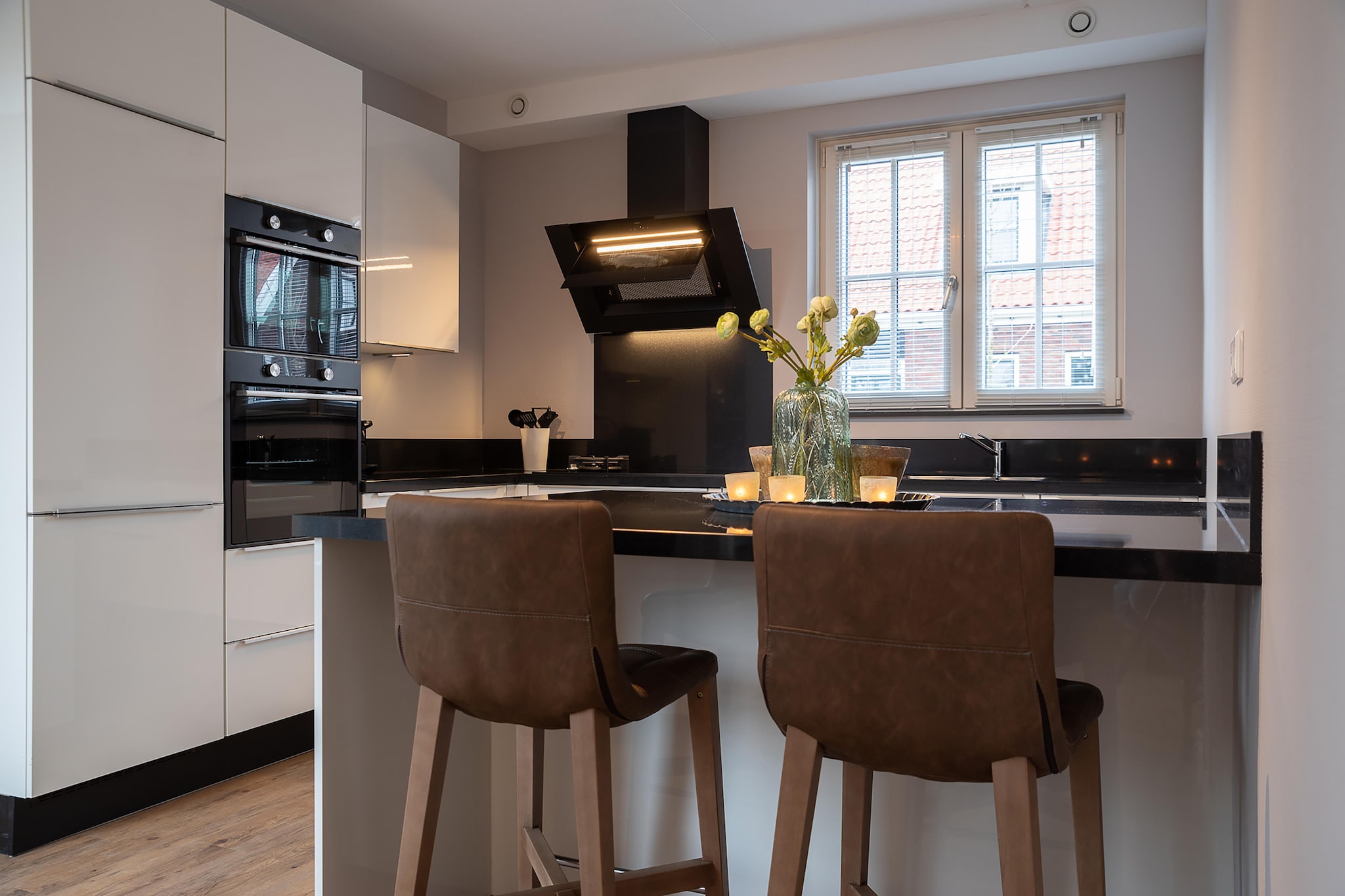 Ground floor: (open kitchen(coffee machine(cups), oven, microwave, dishwasher), Living/diningroom(TV(flatscreen), dining table, seating area, DVD player, radio, CD player, gas fireplace), bedroom(2x single bed(duvet, 90 x 210 cm), TV), bathroom(shower, washbasin, toilet, washing machine), toilet)\n\nOn the 1st floor: (bedroom(2x single bed(duvet, 90 x 210 cm), TV), bedroom(2x single bed(duvet, 90 x 210 cm), TV), bedroom(2x single bed, TV), bathroom(Bubble bath, shower, washbasin, toilet))\n\nsauna(private)(shower), heating(central), terrace(private), garden(private, 24 m2), garden furniture, parking