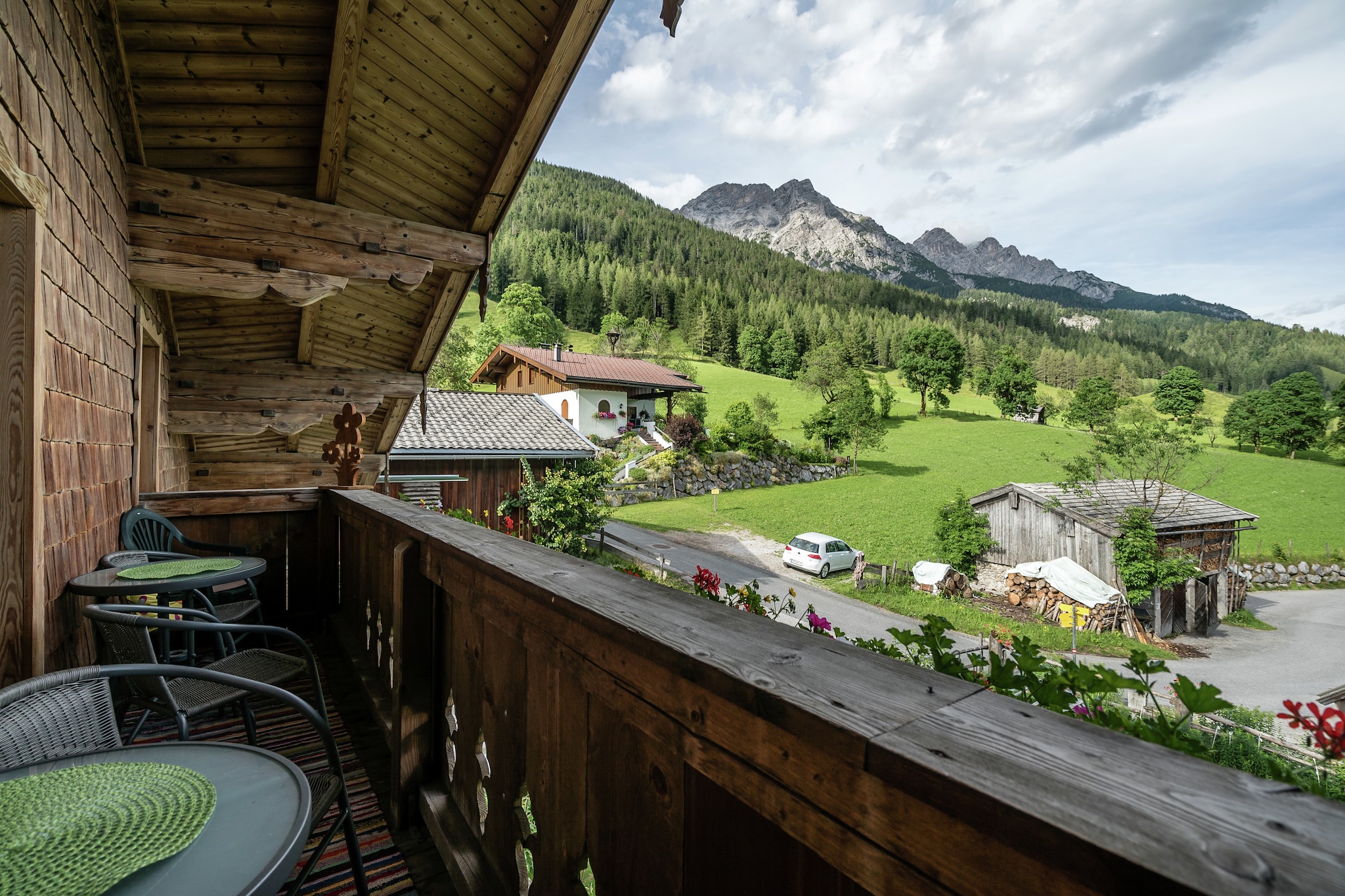 This beautiful and modern apartment for a maximum of 6 people is located in a characteristic farm, located just outside the well-known and centrally located village of Leogang, on the border between Salzburgerland and Tyrol, on the sunny side of the valley.

This apartment is located on the 2nd floor of the farm and is very spacious but above all attractively furnished. It has 2 bedrooms (one with 1 double bed and 2 single beds), a large bathroom and a large living room with a modern open kitchen. On the southeast side there is a beautiful balcony from which you can enjoy the surrounding mountains. Next to the house there is a shared garden with play equipment.

In winter you can quickly take the free ski bus in approx. 600 m to the famous Skicircus Saalbach-Hinterglemm - Leogang - Fieberbrunn ski area, with 270 kilometers of slopes and the Nitro Snowpark, one of the largest ski areas in Austria. Of course, there are also plenty of outdoor activities for those who don't like skis, wonderfully cleared hiking trails, tobogganing, cross-country skiing - the trails lead right past the front door.

During the other seasons, Leogang and the immediate surroundings offer many outdoor activities for the active holidaymaker, but also for those seeking peace and quiet. In summer, the Sonnrain leisure facility in Leogang, the idyllic natural swimming lake Ritzensee or the Obsmarkt adventure pool in Saalfelden offer lots of swimming fun!

As a guest of this apartment, you will receive the Löwen Alpin Card from the owner upon arrival, which offers you various benefits.