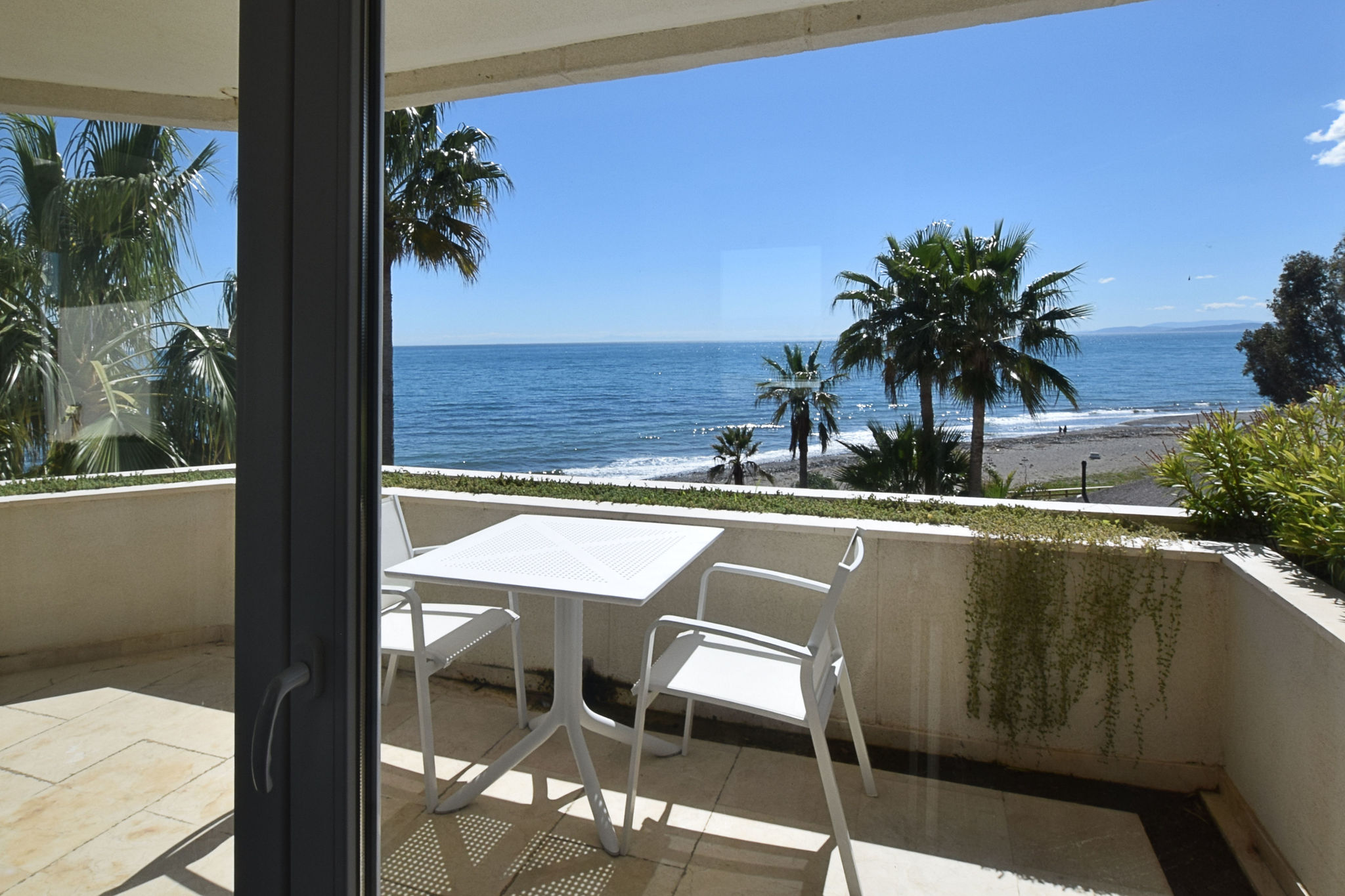 Majestic Apartment with Pool, Tennis Court, Sea-Views in Estepona