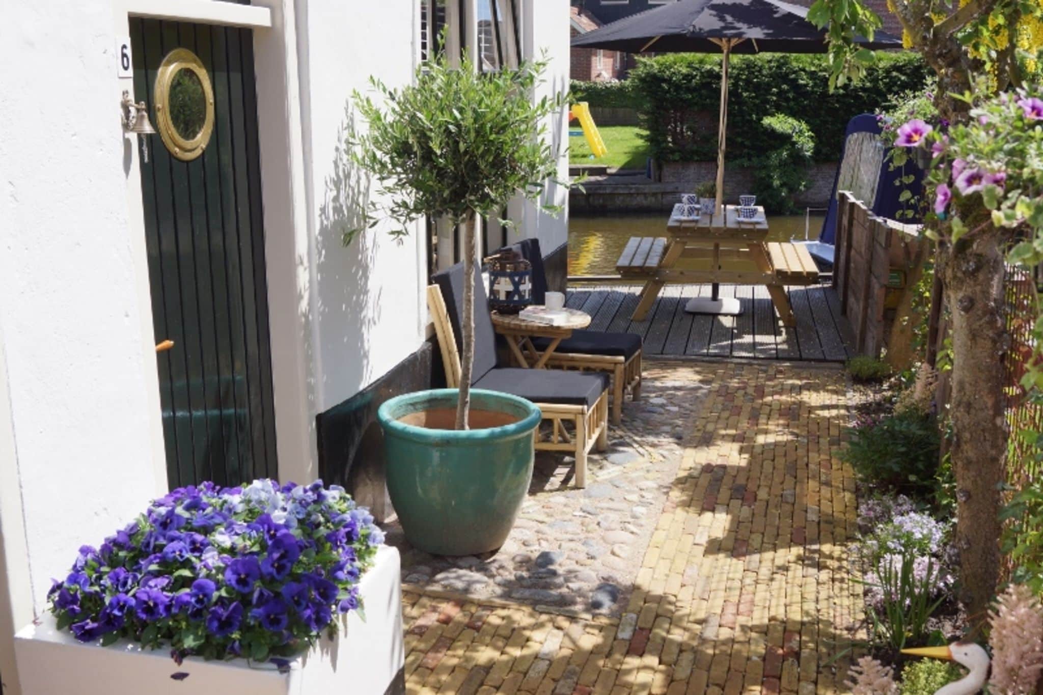 Lovely holiday home in Hindeloopen in a great setting, on the 11 city tour route