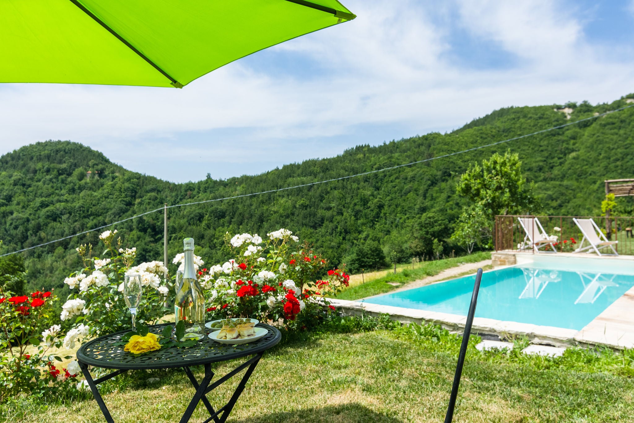 Agriturismo met zwembad in de heuvels, ongerepte natuur, wijnproeverijen

