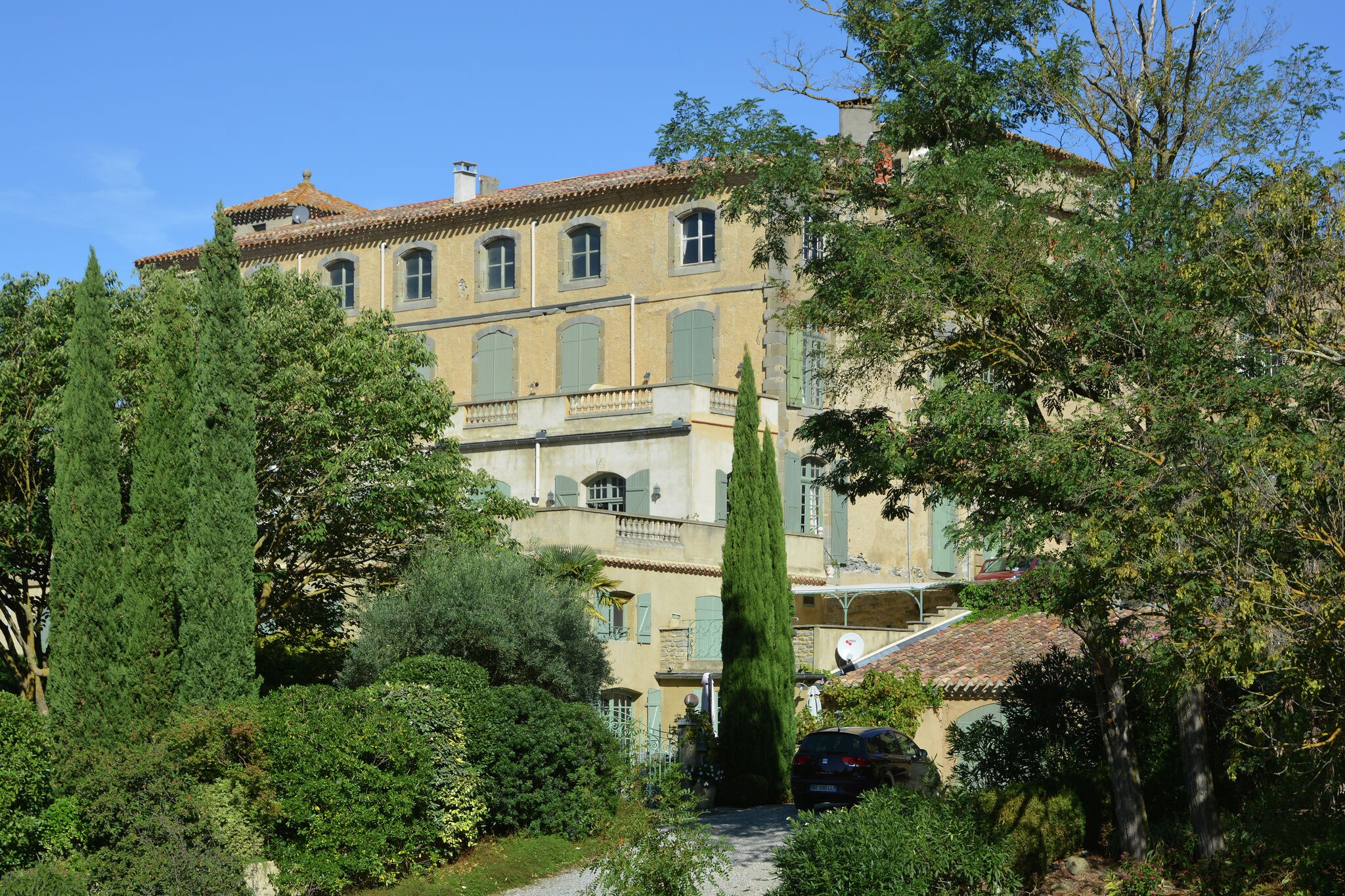 Comfortabele villa in Alzonne met een tuin en terras