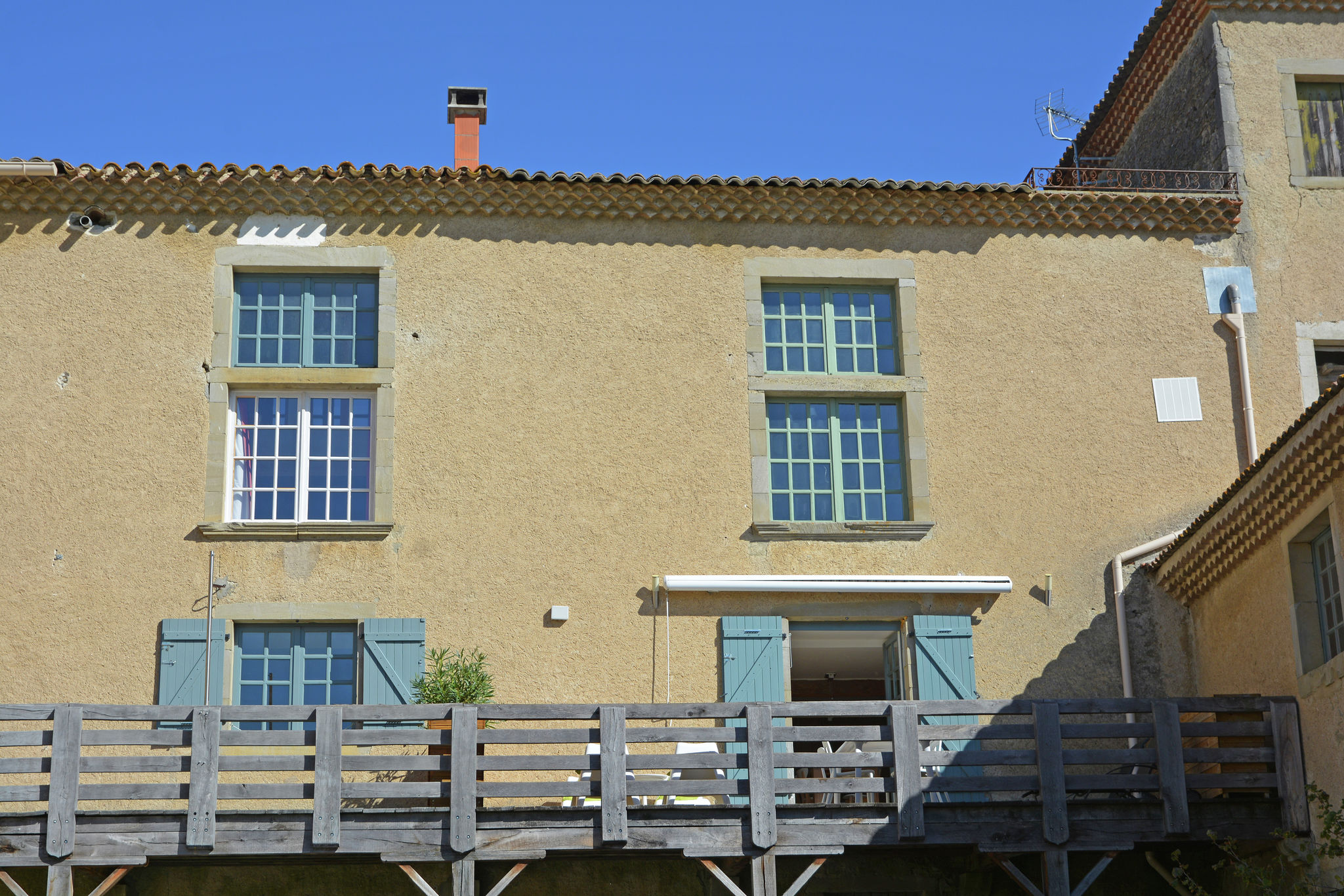 Angenehme Villa in Alzonne mit Terrasse, Garten, Liegestühlen