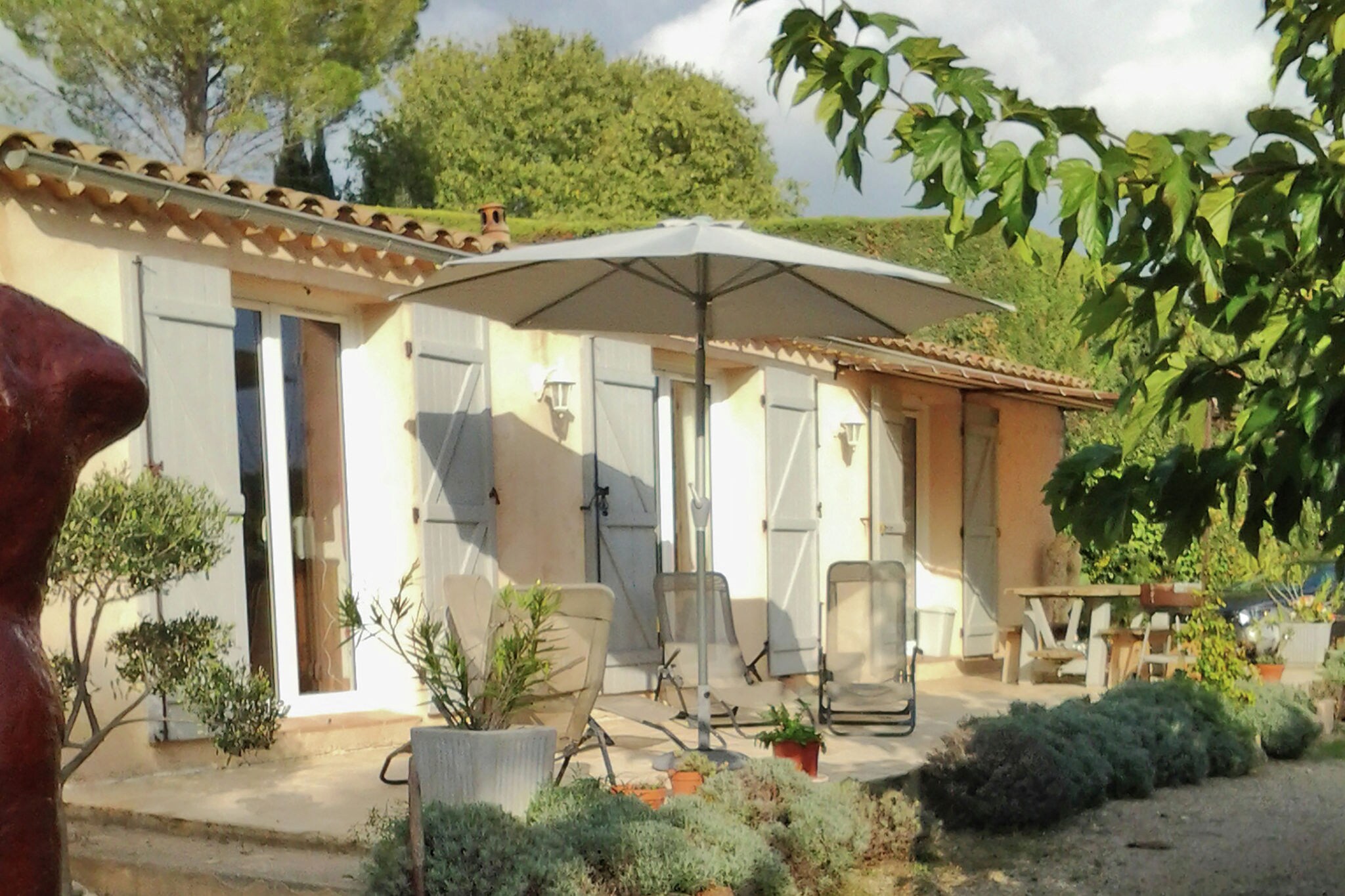 Maison de vacances romantique avec petite piscine privée, située en Provence.
