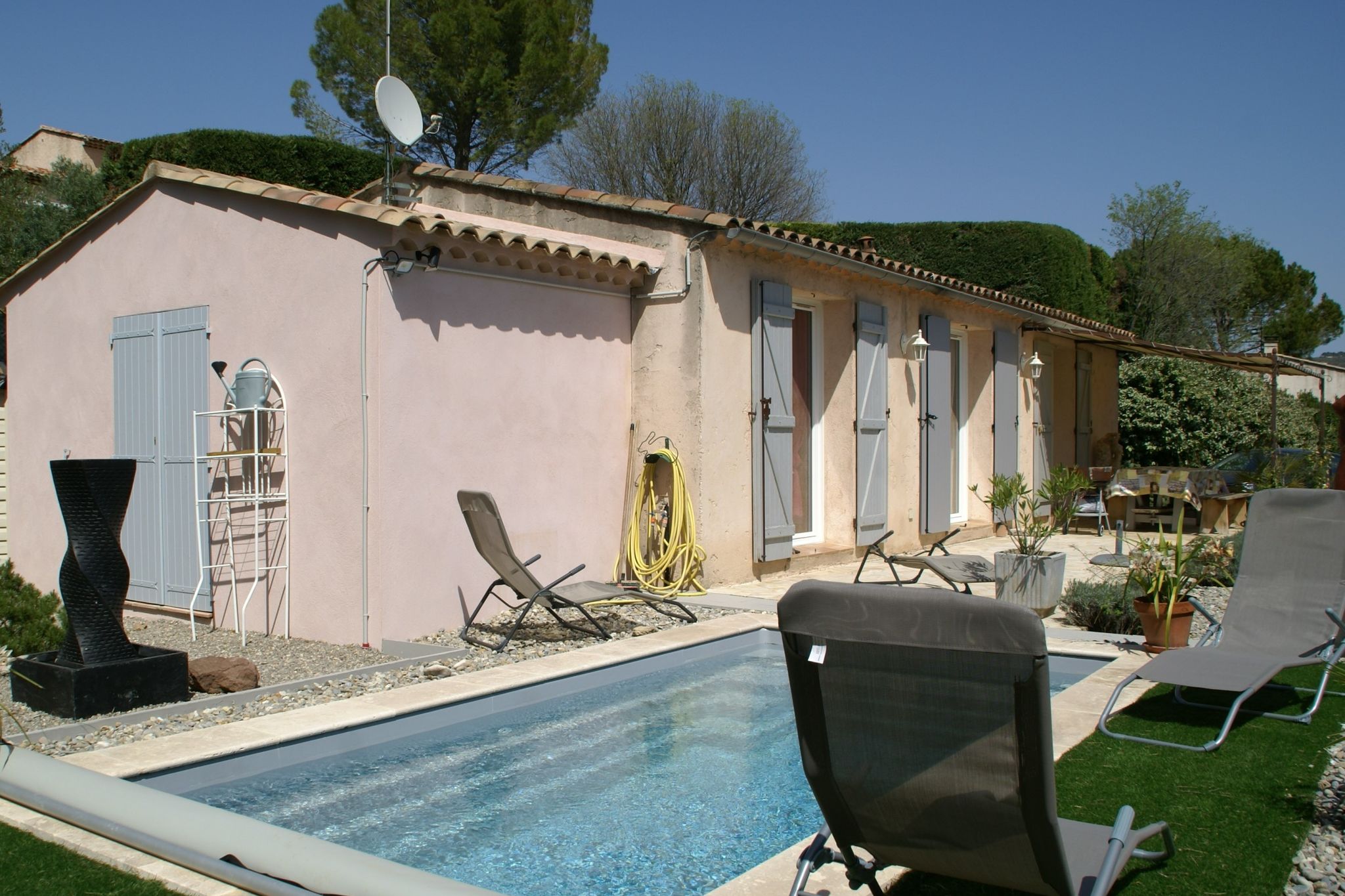 Maison de vacances romantique avec petite piscine privée, située en Provence.