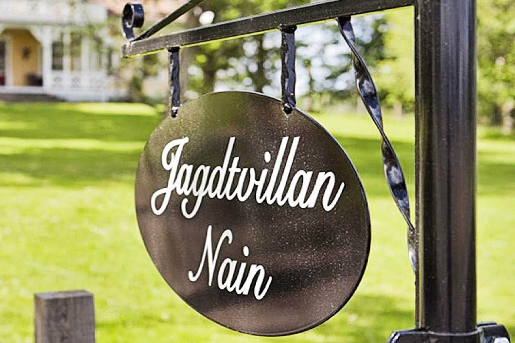 Welcome to an charming accommodation in a large villa in a rural mansion environment, with an atmosphere and surroundings that took from Astrid Lindgren's stories about Madicken. The villa is very beautifully located, with beautiful carpentry details and a fantastic lake view. The house has rock heating and is beautifully decorated. There are beds for 15 people with a large dining room that can accommodate as many as 18 people. In addition, there are nice lounges and a fully equipped country and bright kitchen with seating for 8 people. There are several bathrooms and shower areas. Nain has a large porch, partially glazed, with room for many to sit on and around the house is a large and partially fenced park. The wood stove is nice but must not be used.In the cottage there is wifi with 20 GB/month which the guests can share. It therefore cannot be used to stream movies etc. Bed linen can be pre-ordered and must be paid in advance to the owner, see details about this in the route description. The house is part of the Boo Fideikommiss property, which includes Boo Castle. The property is located just over 40 km southeast of Örebro and covers 15,000 hectares. In addition, about 1,000 ha of water will be added. There are good opportunities for nature experiences, forest walks and fishing. In addition, train and group hunts are arranged at Boo during autumn and winter. There are many fine cultural buildings on the property. In the area there are many hiking trails in scenic surroundings and beautiful nature reserves of various characters. This accommodation is a perfect starting point to discover the beautiful Närkelandskapet by bike and there are several bike paths to choose from. Welcome to an exclusive villa with fantastic location ! Good to know:  Please note that it is not allowed to bring your dog. Bring your own bed linen and towels. This is not included in the rent. Final cleaning is included.