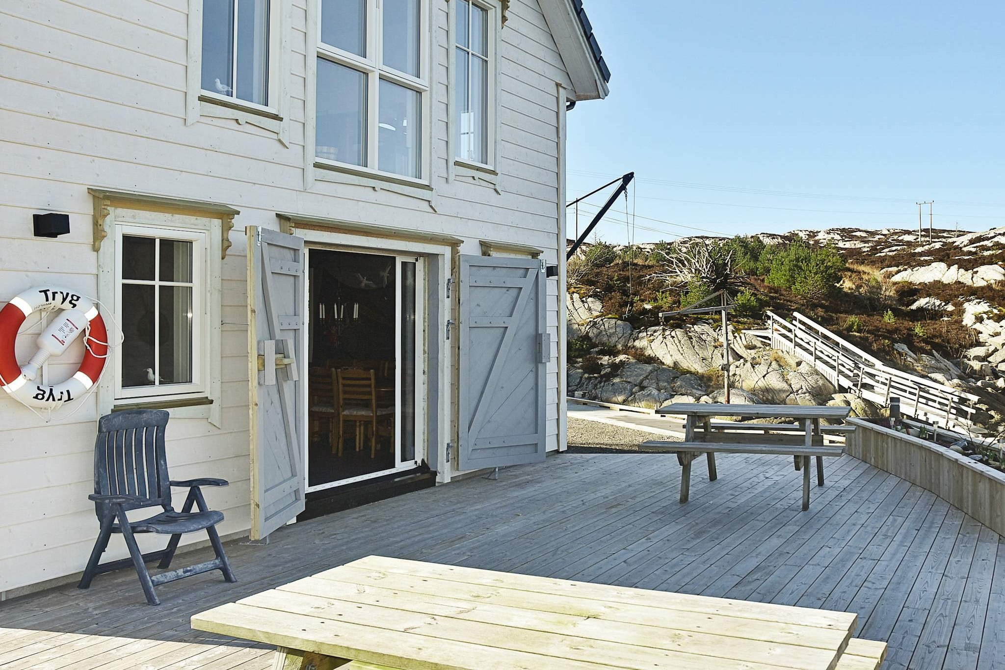 open kitchen(cooker(electric), hood, coffee machine(filter), microwave, dishwasher, fridge, freezer(> 250L), tumble dryer, washing machine, high chair), Living/bed room(23 m2)(TV(cable, german television channels, norvegian TV channels ), radio, CD player), Living/bed room(23 m2), bedroom(double bed, children\'s bed), bedroom(2x single bed), bedroom(2x single bed), bedroom(2x single bed), bathroom(floor heating)(washbasin, shower, toilet), bathroom(floor heating)(washbasin, shower, toilet), heating(electric), terrace(76 m2), garden furniture, BBQ, parking