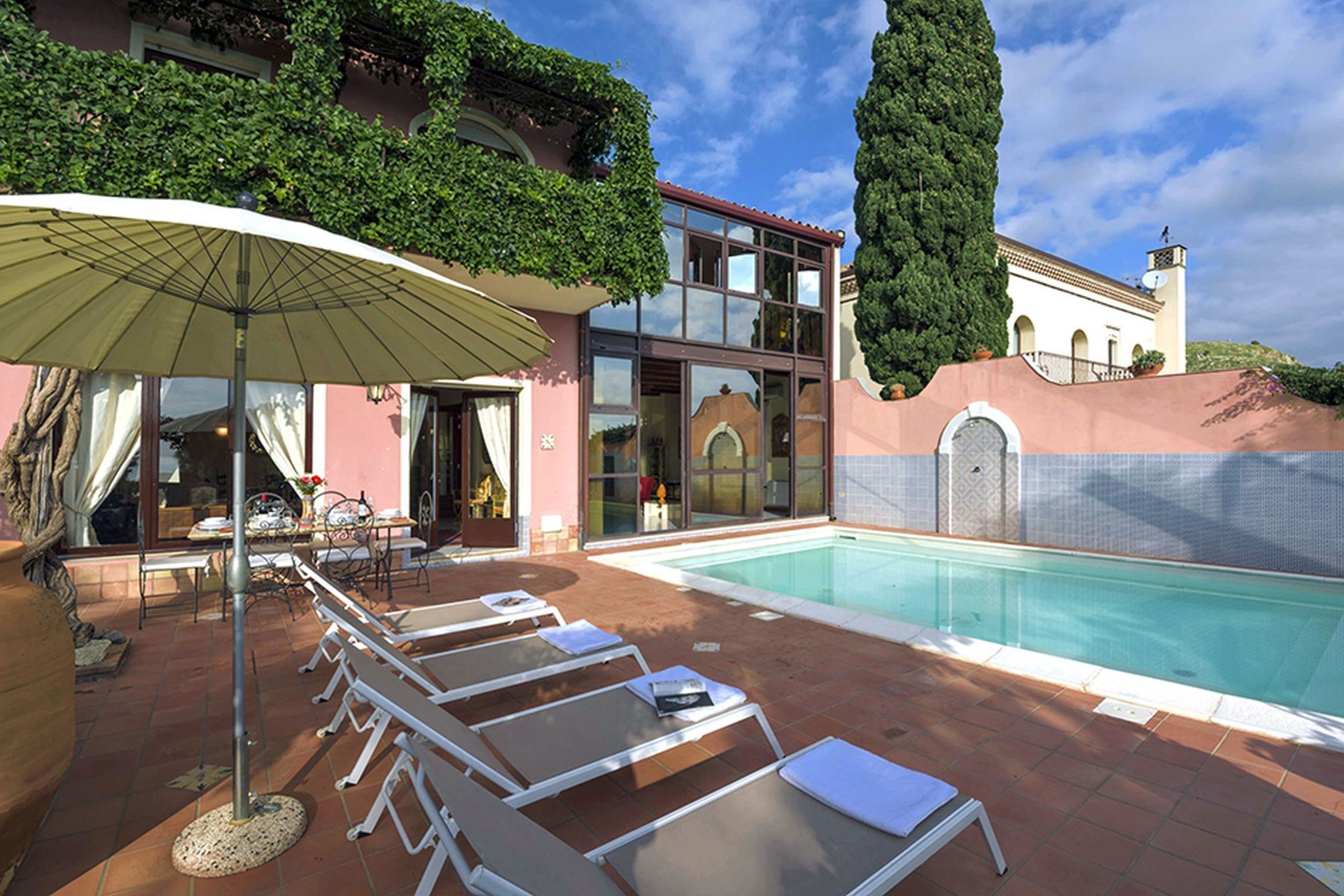 Sea-view villa in Taormina with private pool