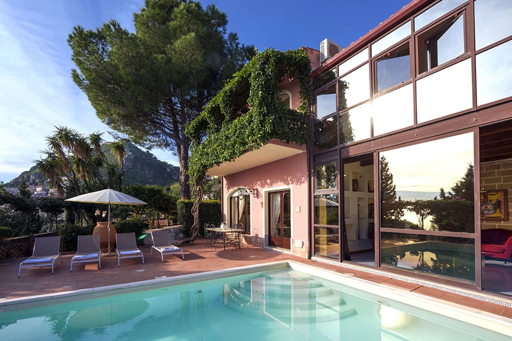 Villa met uitzicht op zee en prive zwembad op loopafstand van centrum Taormina