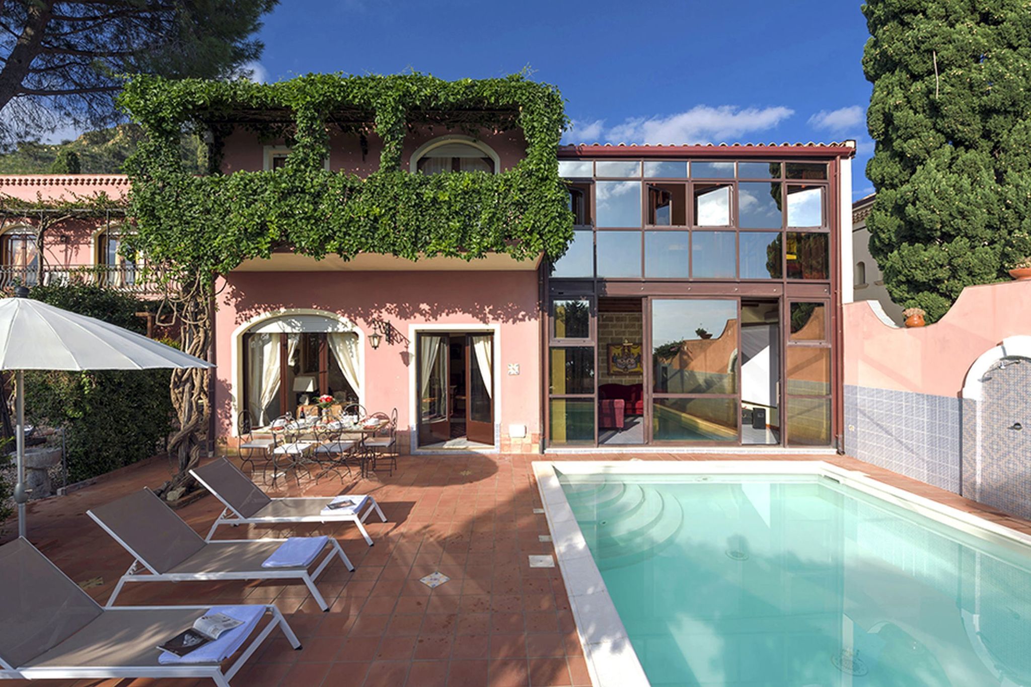 Sea-view villa in Taormina with private pool