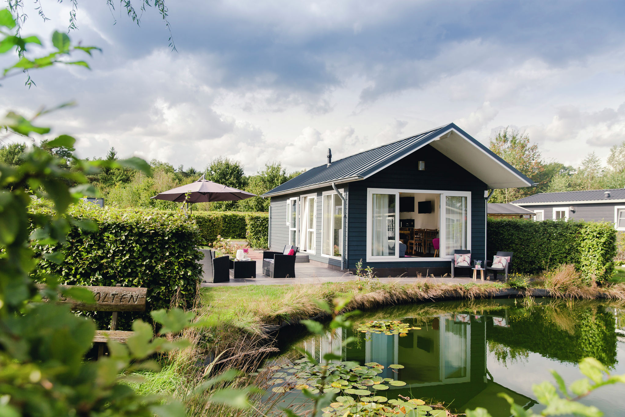 Beautiful chalet in a holiday park by a pond