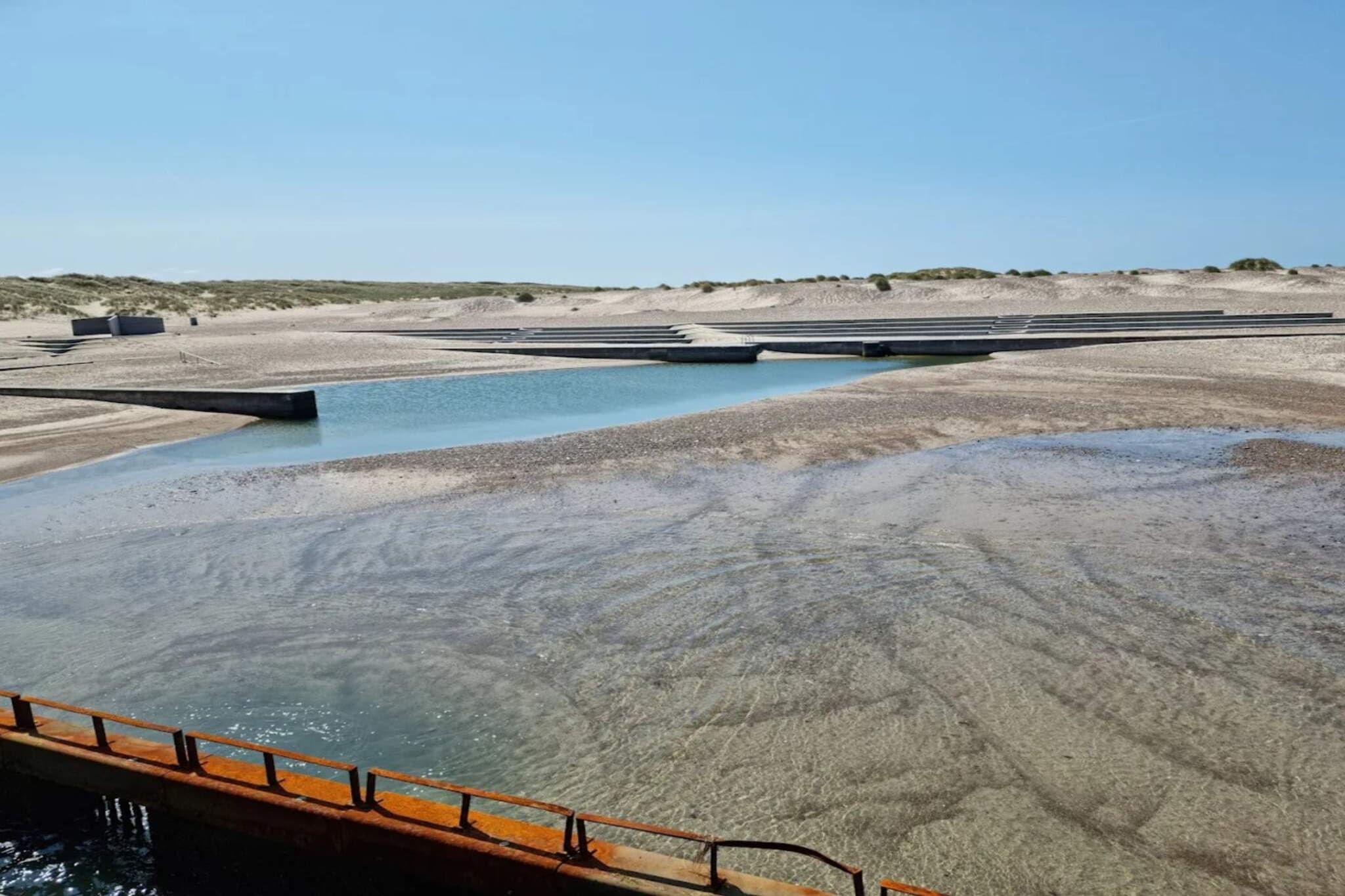 Ontsnapping aan zee met schommel - Waterzicht