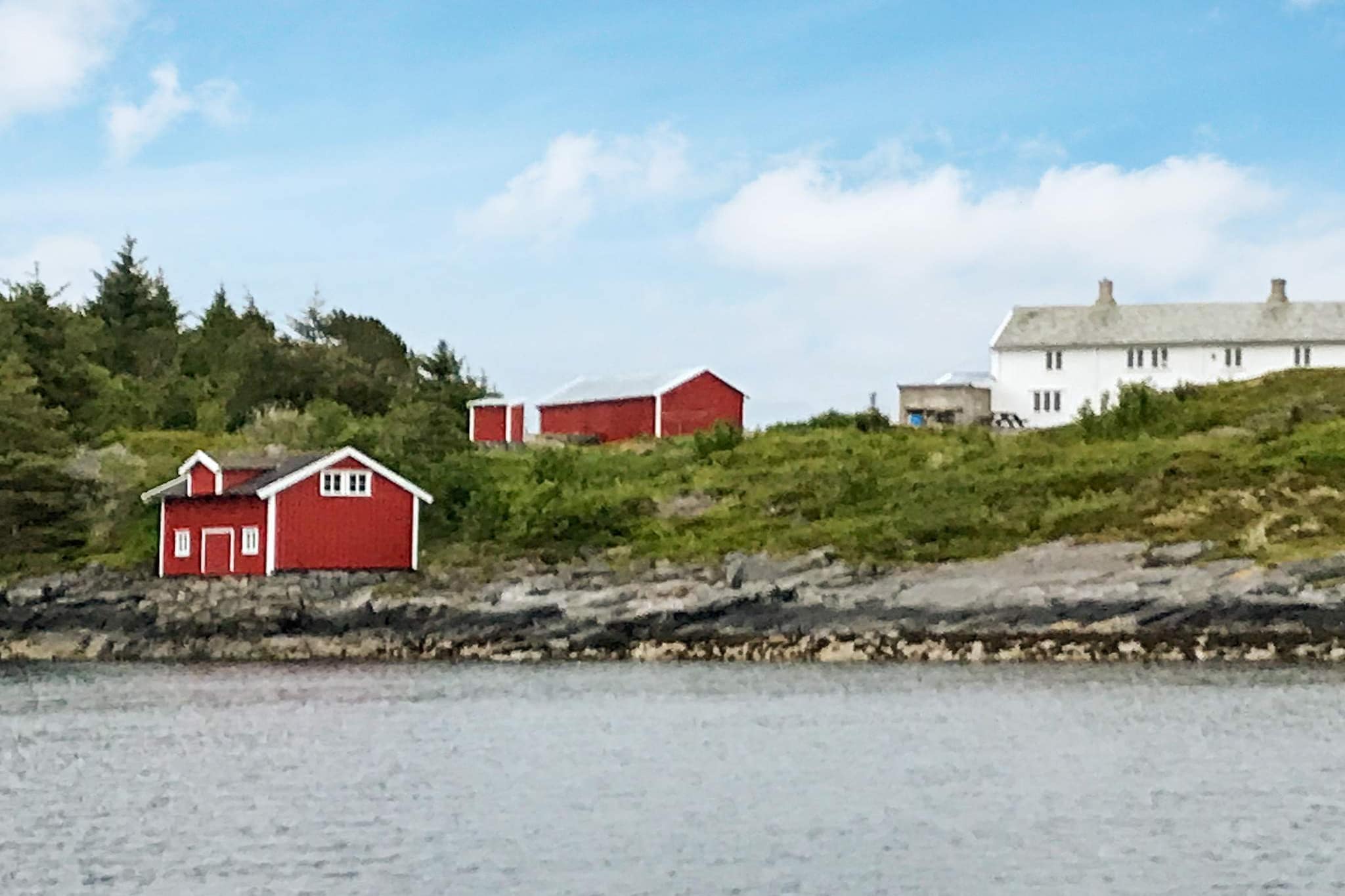 Spacious holiday cottage with a spectacular ocean view towards Hustadvika and the sunset. It is somewhat steep down towards the sea, where you can do inshore fishing from the rocks. Not suitable for small children. Boats with motors for rent for fishing in one of Norway's best fishing waters: • 1x 18 foot Rana 540 SL with 30 HP engine, chart plotter, GPS, echo sounder • 1x 17 foot Sandstrøm 495 with 25 HP Evinrude E-tec, chart plotter, GPS, echo sounder • 1x 21 foot Øien 620F with Yamaha 50 HP, Garmin GPS/echo sounder, flushing pump, rod holders All boats are located by a floating dock 300 meters from the house. Good conditions for diving - Hustadvika has some of the greatest "seaweed forests" along the Norwegian coast. The house is located 1,5 km from the National Tourist Route between Bud and Kristiansund. 6 km to the fishing village Bud with restaurant, Coastal Fort Museum, shops and divers club. Life jackets available for rent.
