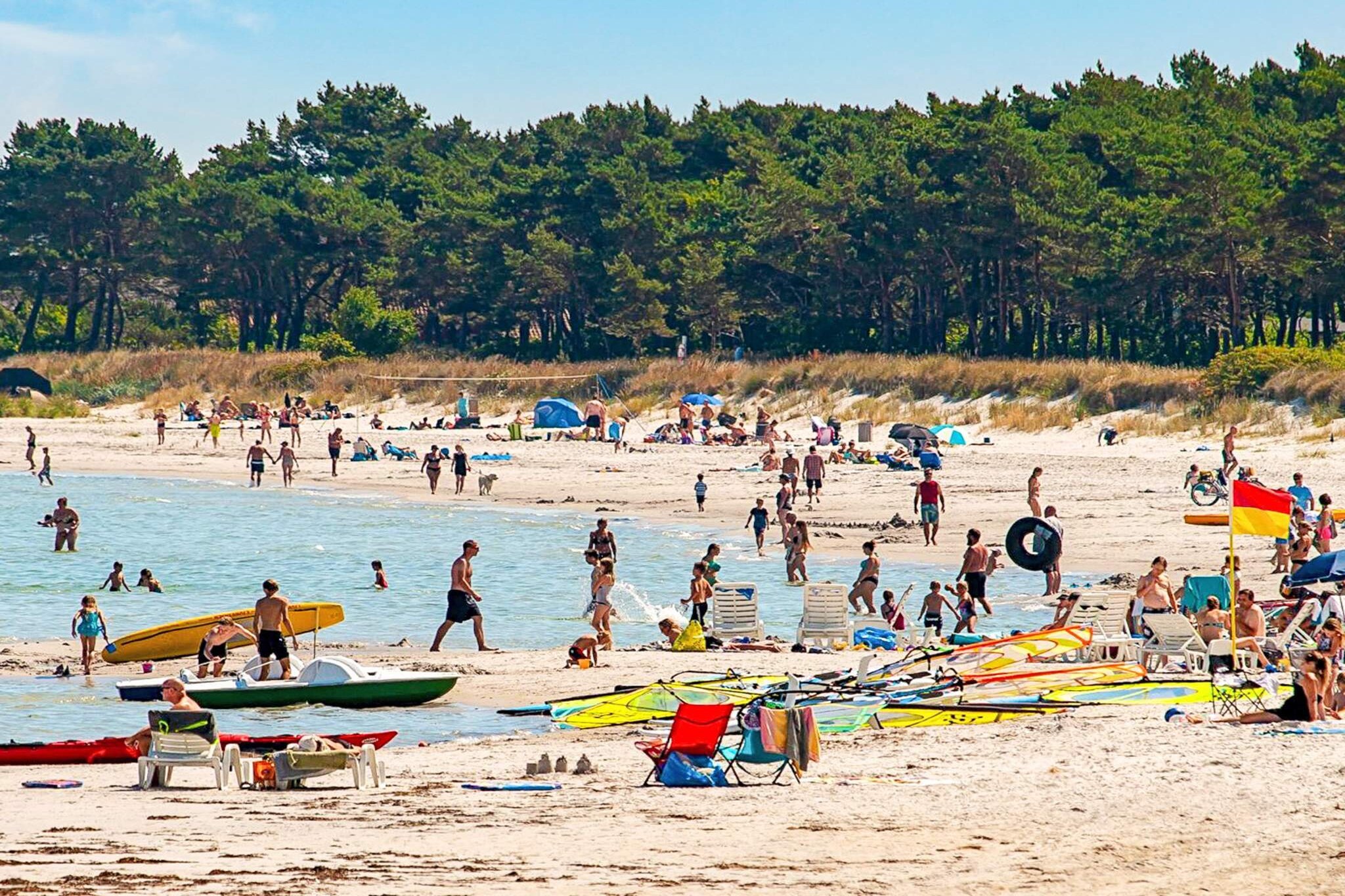 White holiday cottage situated on a slightly hilly plot with pines, approx. 200 metres away from the child-friendly, white, sandy beach of Balka. Not far away you will find the fishing hamlet of Snogebæk with its smokehouse, shops and charming restaurants. Leisure facilities are within reach: tennis courts, mini golf and windsurfing school.