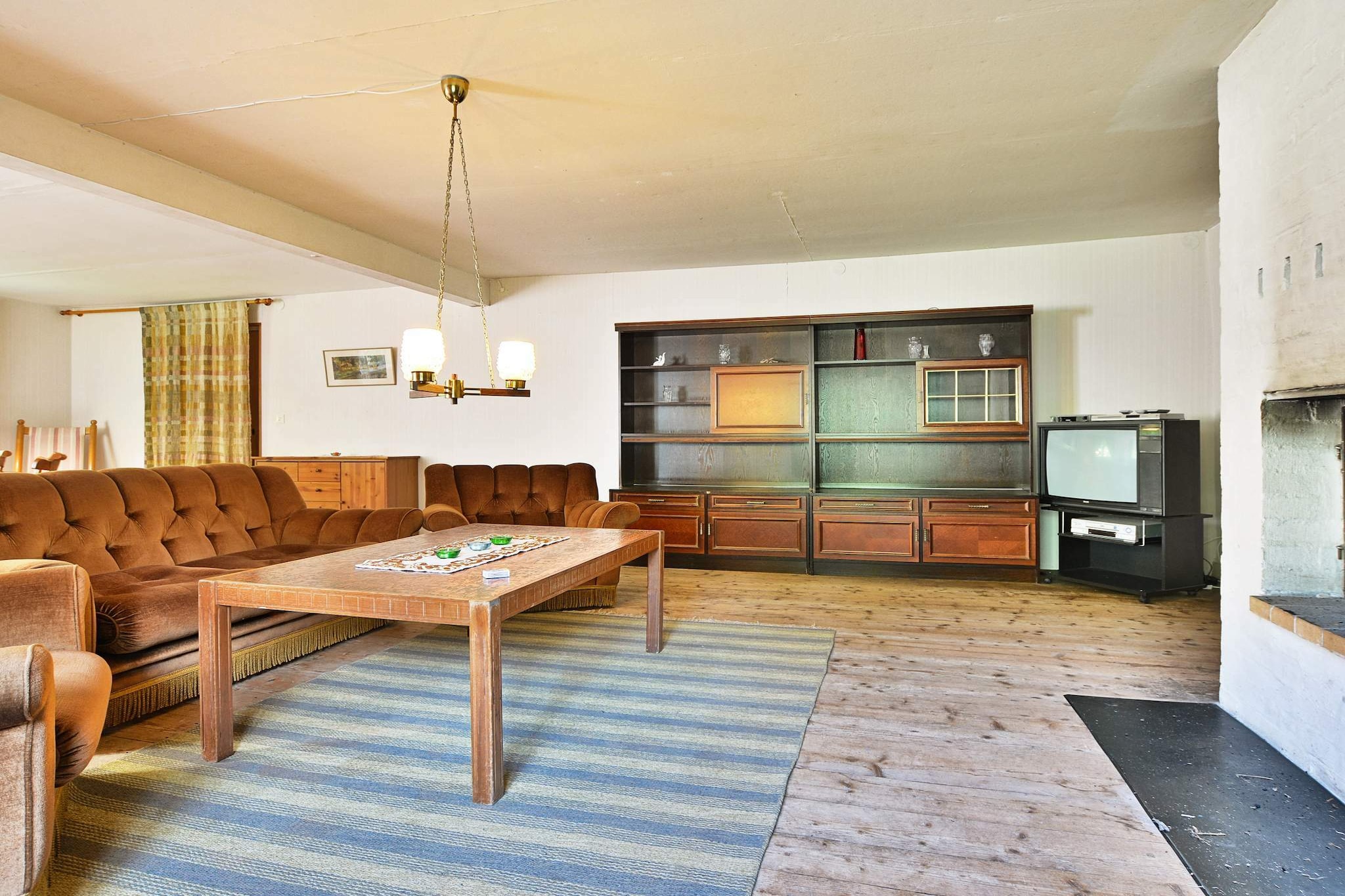 Kitchen(cooker(electric), coffee machine, waffle iron, fridge, washing machine), Living/bed room(TV(swedish TV channels), fireplace, video, radio, CD player, high chair), bedroom(14 m2)(double bed, cot), bedroom(18 m2)(2x single bed), bedroom(10 m2)(2x single bed), bedroom(12 m2)(2x bunk bed), bathroom(bath tub), bathroom(washbasin, toilet(organic)), video, freezer(100-139L), cot, washing machine, heating(electric), garden furniture, BBQ, play equipment, high chair, water from well