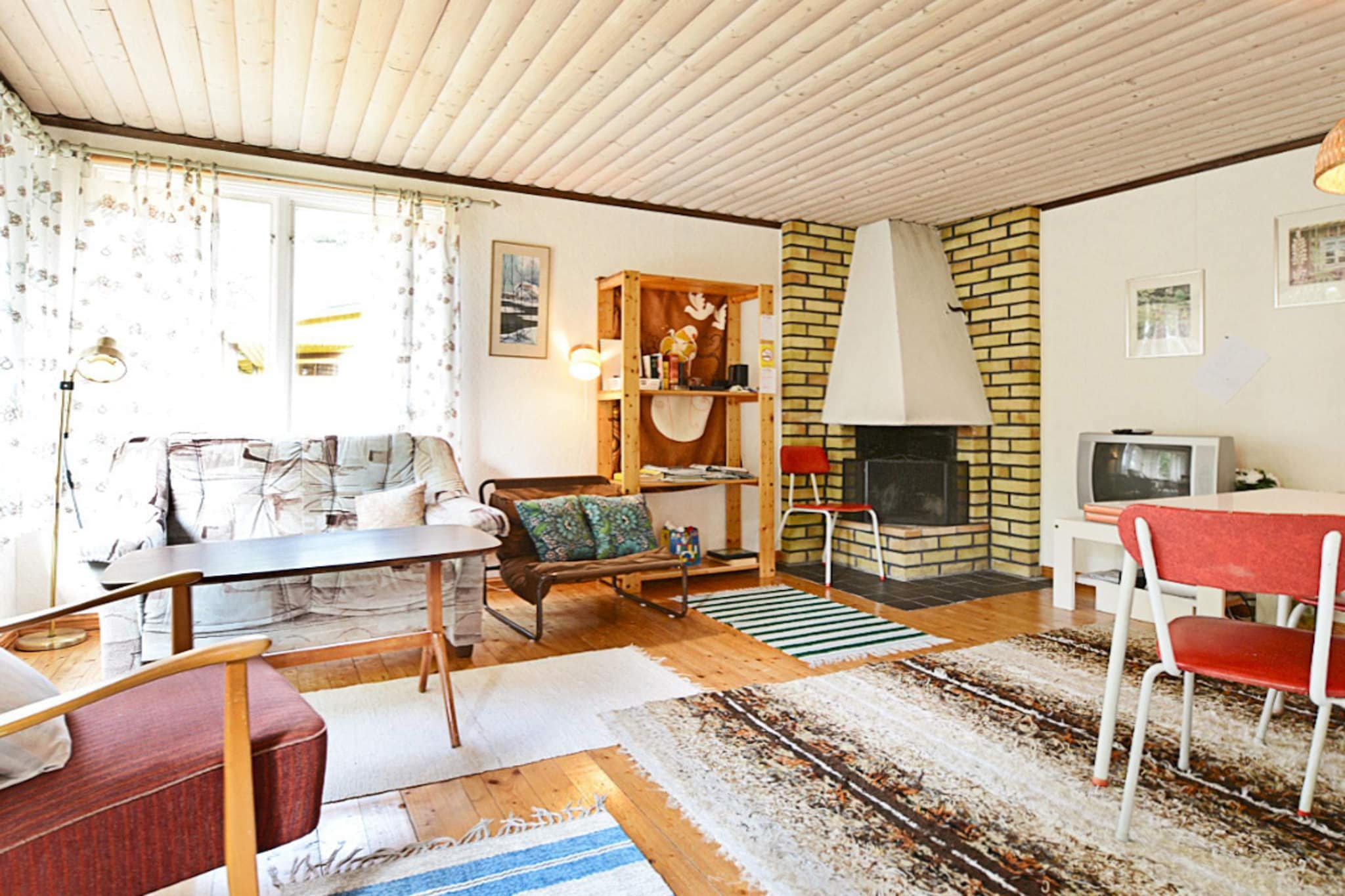 Annex: (shower)\n\nopen kitchen(electric heating, 10 m2)(cooker(electric), coffee machine, microwave, fridge, freezer(1-59L)), Living/bed room(20 m2)(TV(satellite, german television channels, swedish TV channels), fireplace), bedroom(9 m2)(4x bunk bed), bathroom(washbasin, toilet), heating(electric), terrace(18 m2)(garden furniture, BBQ)