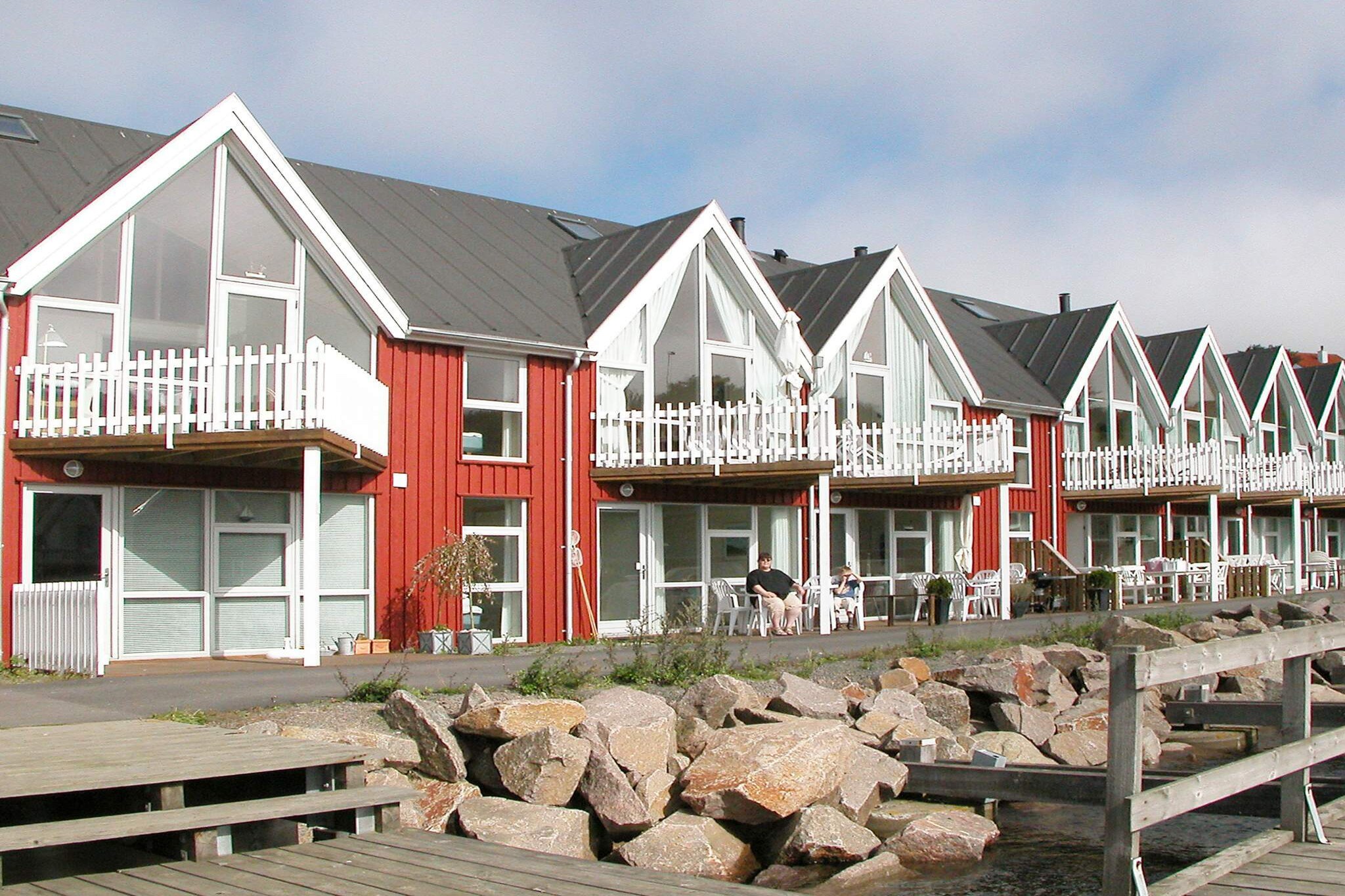 A unique, wooden holiday cottage situated on the northern pier of the marina of Hasle. From the cottage you have a panoramic view over the Baltic Sea and the fantastic rocky coast. The style of the cottage is modern, bright and typical Scandinavian with all the luxury you could dream of. The view from the first floor is fantastic. This is the perfect place for 2 families wishing to spend their holiday together. Enjoy a warm summer evening on the balcony or sense the maritime atmosphere just next to your terrace. The sandy beach and harbour bath are perfect for the children to splash around in. From the cottage there are rocky paths to the two fishing hamlets, Teglkås and Helligpeder. South of Hasle there is a child-friendly beach, and Hasle invites you to visit its small, charming restaurants, art galleries and the only smokehouse museum of the island.