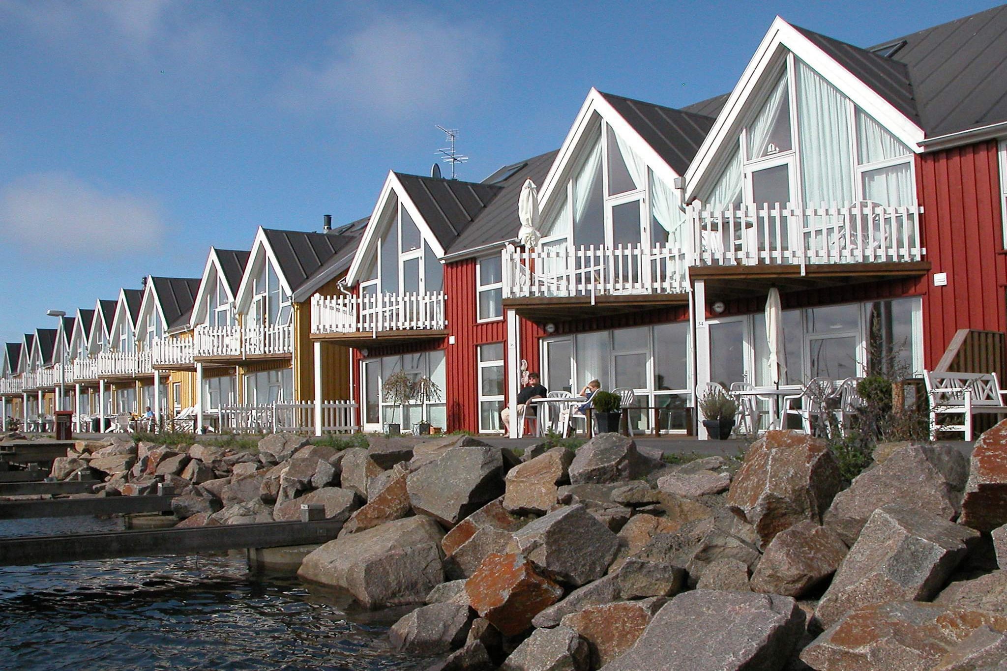 open kitchen(cooker(electric), hood, coffee machine, microwave, dishwasher, fridge(+ freezer), tumble dryer, washing machine), Living/bed room(2x single folding bed, TV, DVD player, CD player, stereo unit), bedroom(double bed), bedroom(double bed), bedroom(double bed), bathroom(floor heating)(bathtub or shower, washbasin, toilet), bathroom(washbasin, shower, toilet), mezzanine(double folding bed), Bubble bath(indoor, heated), balcony, heating(electric), terrace(26 m2), terrace(roofed, 7 m2)