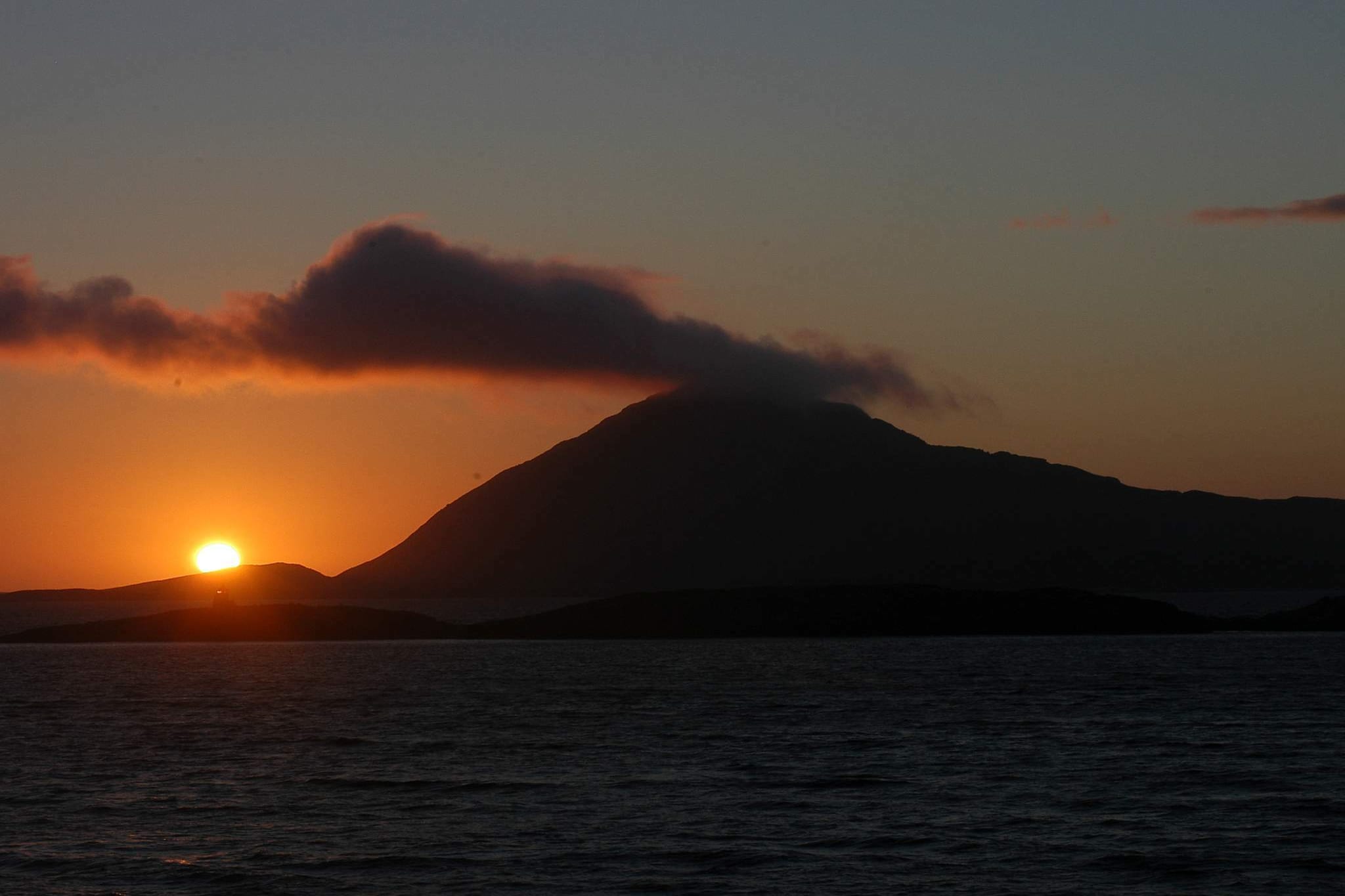 open kitchen(cooker(2 ring stoves), coffee machine(filter), freezer(200-249L), fridge-freezer, tumble dryer(shared with other guests), washing machine(shared with other guests)), Living/bed room(18 m2)(TV(satellite, german television channels, norvegian TV channels )), bedroom(4x bunk bed), bedroom(2x bunk bed), bathroom(washbasin, shower, toilet), heating(electric), fish cleaning table