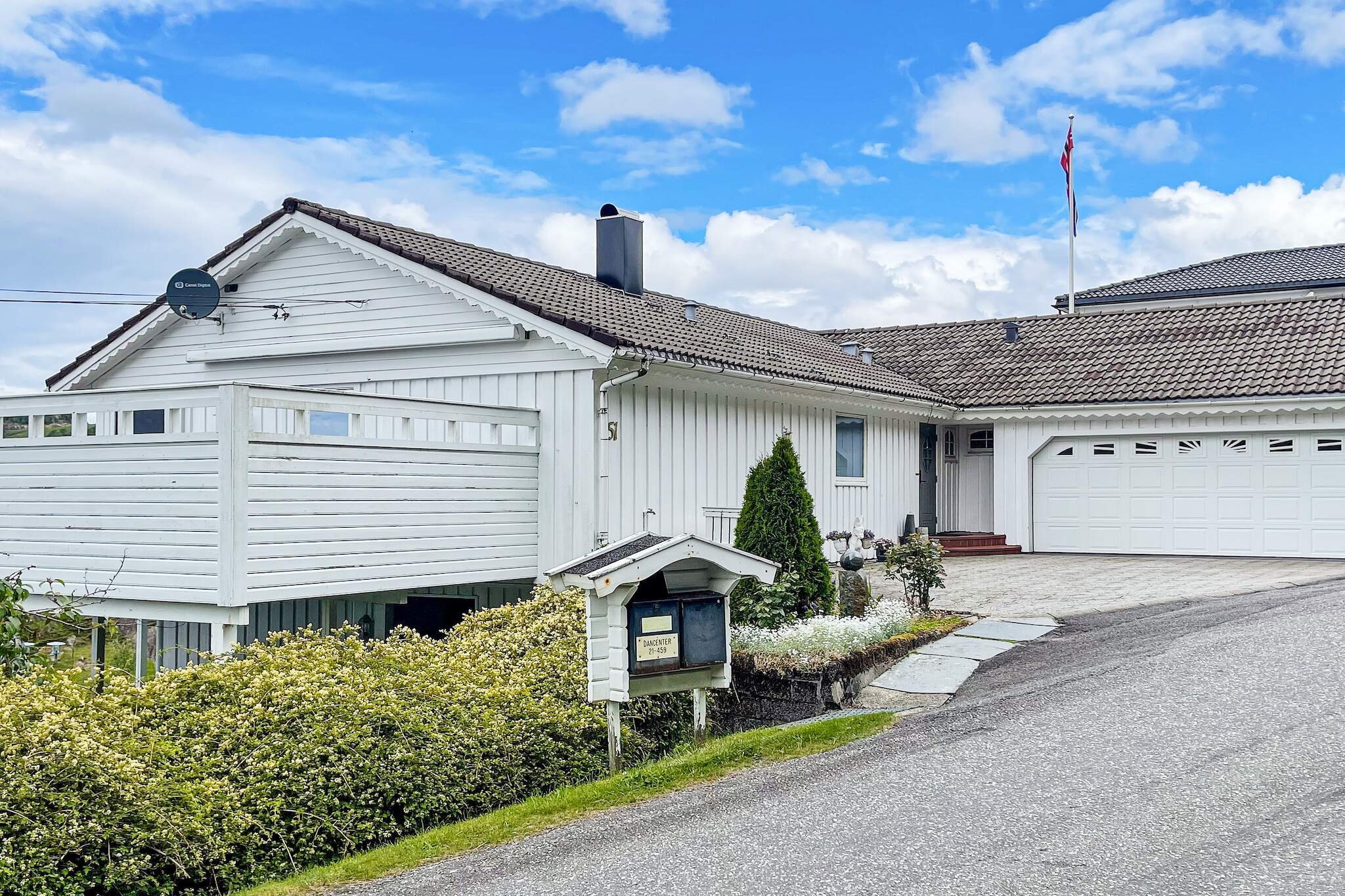 A holiday apartment on the ground floor of the owner's house, with a fantastic panoramic view of the sea. Excellent fishing conditions in the area. The owner has a motorboat available for rent, situated 2,2 km from the house in a harbour. The boat can be relocated to the house if the weather is nice, but have to be back in the harbour at night. The apartment has a fish cleaning table. Life jackets are included. There is no boat rental between November 1st and March 15th! Wi-Fi available. A 50-inch TV. Living room and kitchen was renovated in 2012. Stavanger is a 1-hour-drive away. A private parking by the house. Boat must be booked in advance. It is not possible to rent boat at arrival.