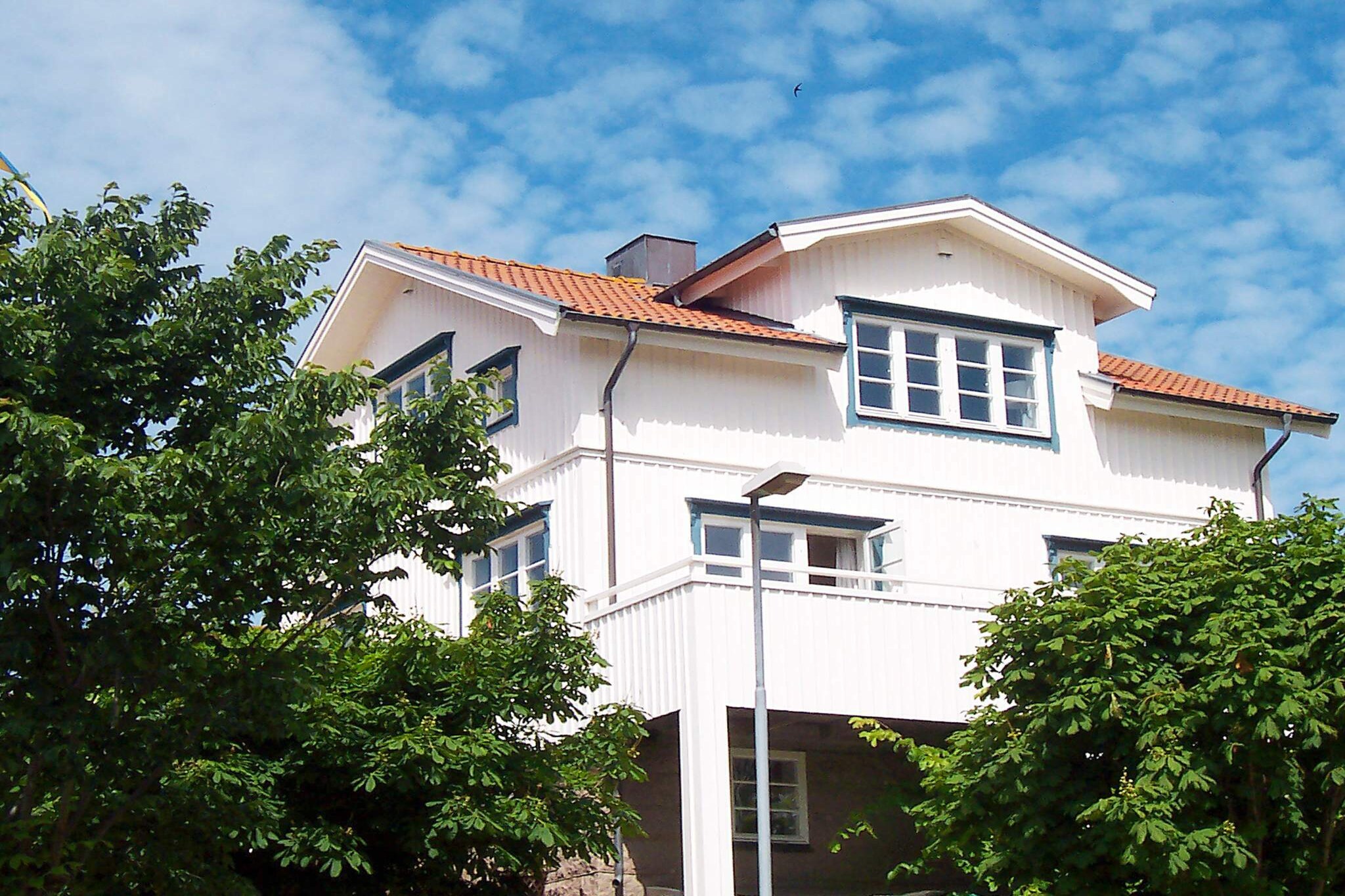 Welcome to this great holiday home, situated on an elevated plot with a view of the sea! The holiday home is centrally located, in the town of Kungshamn, and within walking distance of summer season activities, as well as bathing locations. Your holiday home is a small and homely room with a kitchenette and a sofa bed, on the bottom floor of a charming fisherman's cottage. The rest of the cottage is empty so you will have privacy and you will have the garden to yourselves. It's located a mere 30 metres from the sea and includes a large, furnished terrace from which you can admire the delightful view of TÃ¥ngenrÃ¤nnan with it's little angler's houses. It's a 200 metre walk from the cottage to the lovely bathing spot TÃ¥ngen, with it's cliffs and sandy beach. You will also find little bridges leading to other islands. Kungshamn and SmÃ¶gen offer an array of activities such as charter boating, fishing, swimming, and the beautiful wildlife park Nordens Ark, a park with endangered animal species. Or why not visit the indoor swimming pool and spa Tumlaren? Golfers will enjoy SotenÃ¤s Golfklubb. SotenÃ¤s has a top notch 27-hole golfing course. The holiday home is set high up on a mountain and you reach it by climbing a long set of stone steps. Welcome to this beautiful holiday destination!