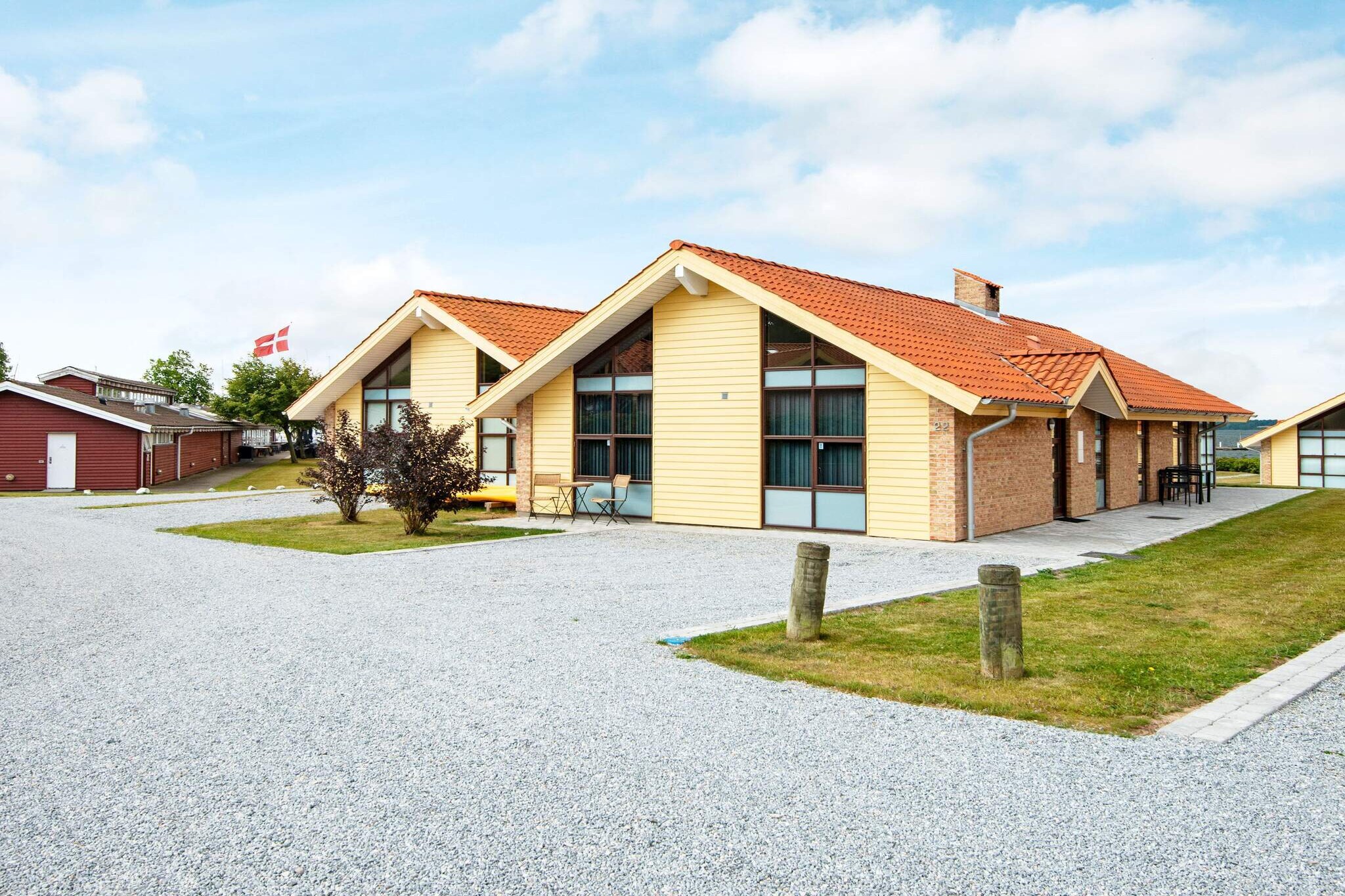 Holiday cottage on a plot with a view of Flensborg Fjord. There is an iron board and iron and a drying rack and garden grill. The house is approx. 100 metres from the marina where you can rent boats, and approx. 6 km from 18 holes golf course.