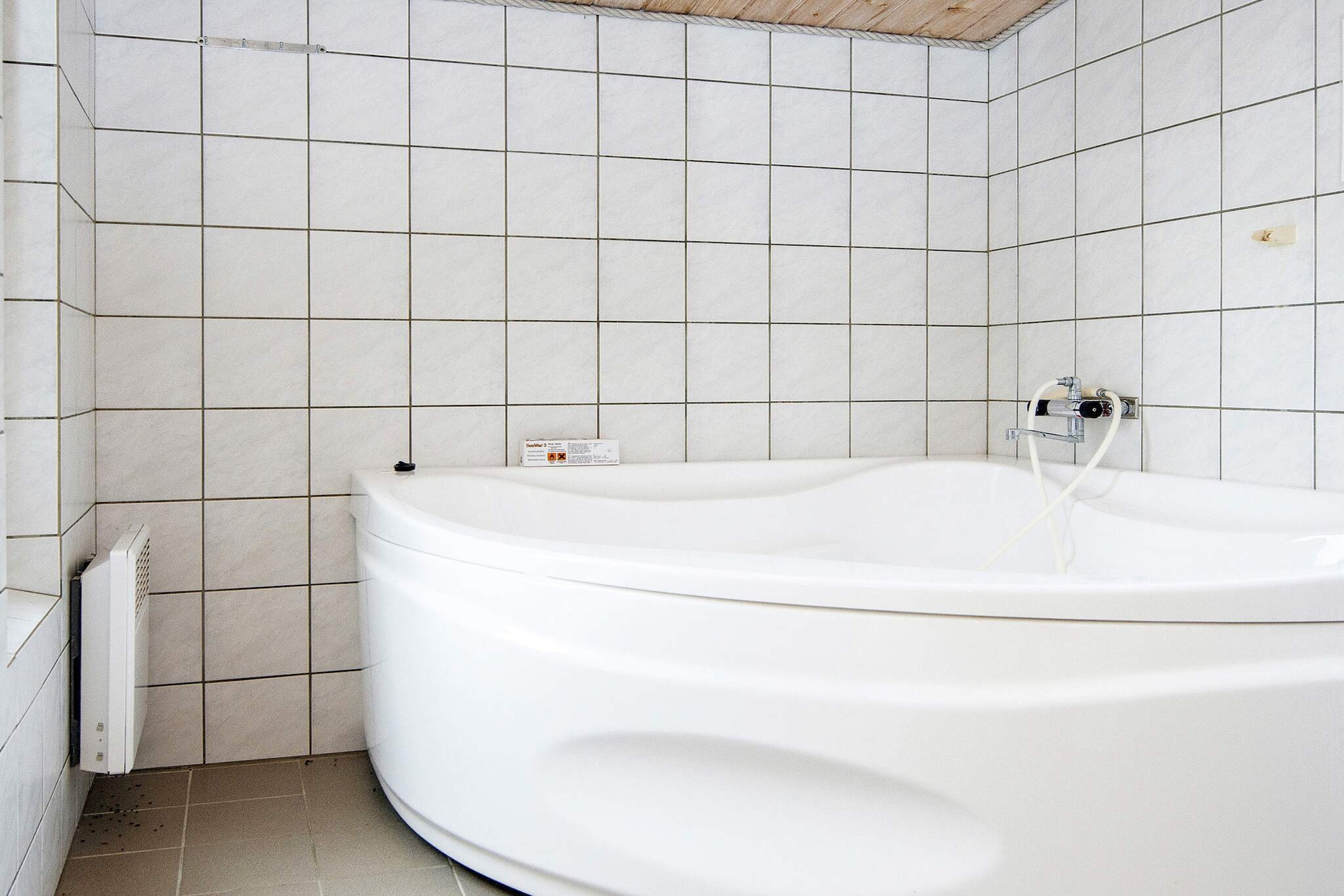 Holiday cottage with a good bathroom, kitchen and living room approx. 100 m from the North Sea. Some of the rooms are split-levels. There is a carport and conservatory.A refundable deposit might be charged closer to your check-in date. The security deposit ensures a smooth stay and covers any additional services or consumption charges.This deposit covers utilities consumed during your stay and any additional services that may be taken.The final amount will be adjusted based on actual meter readings, actual usage of extra services, and any remaining balance will be refunded within 21 days after checkout.This deposit simply acts as a prepayment for charges that  you would anyways pay for, ensuring a seamless stay and check-out experience.