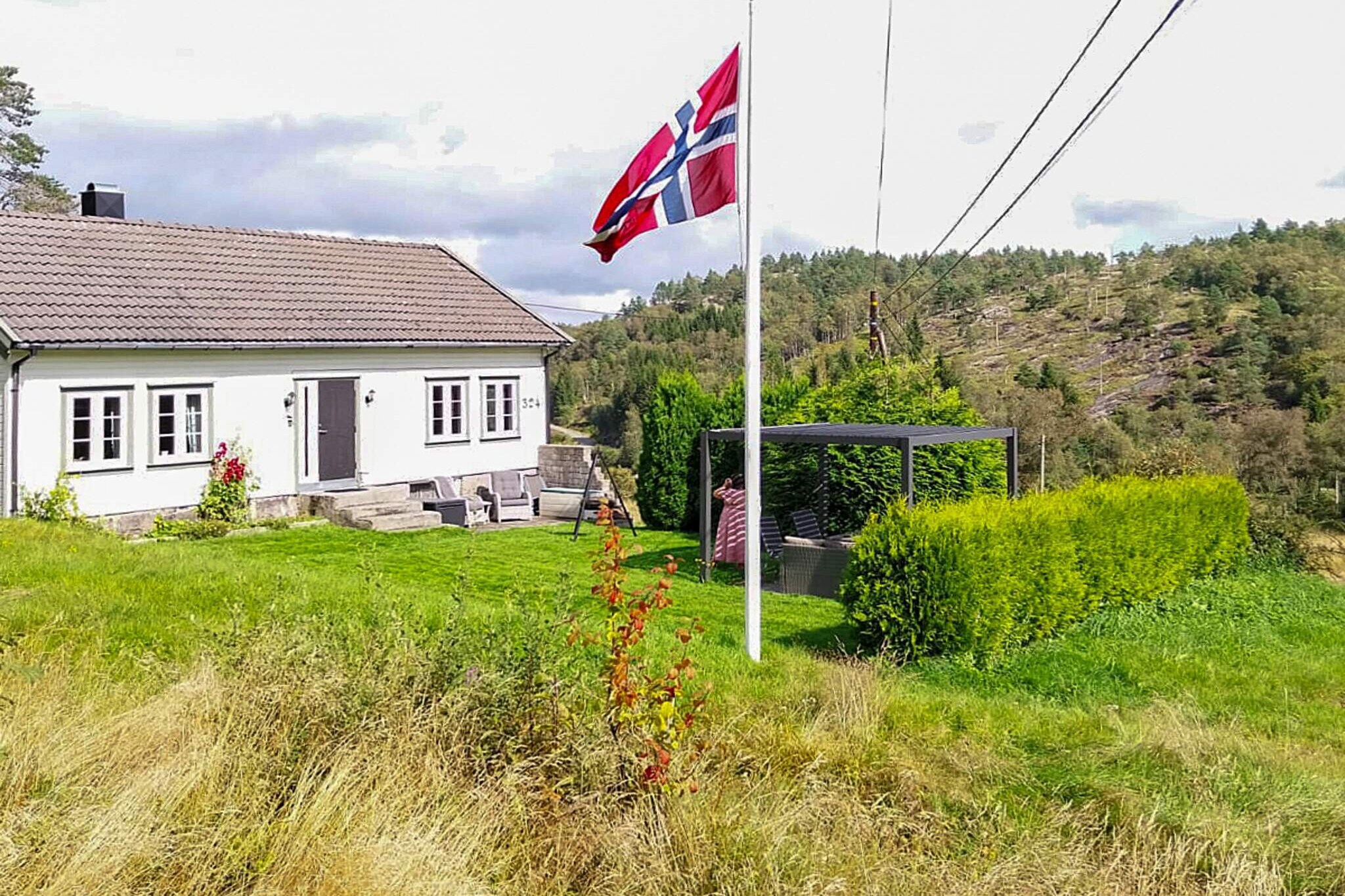 Charming and well kept holiday house in a peaceful and sunny spot. The house is located by itself with  sheep as the closest neighbours! There is a mountain lake just below the house with fish, free access to a rowing boat and a small sandy beach where you can go swimming. Enjoy the beautiful scenery of Southern Norway. This is an area with several walking trails and a rich wildlife with moose, beavers and birds, as well as berries and mushroom for picking. The coast is only a 15 minute drive away, where you can visit the town of Lyngdal. Here you will find shops and a water park. You can also rent boats for ocean fishing or visit one of the large beaches that surrounds the town.