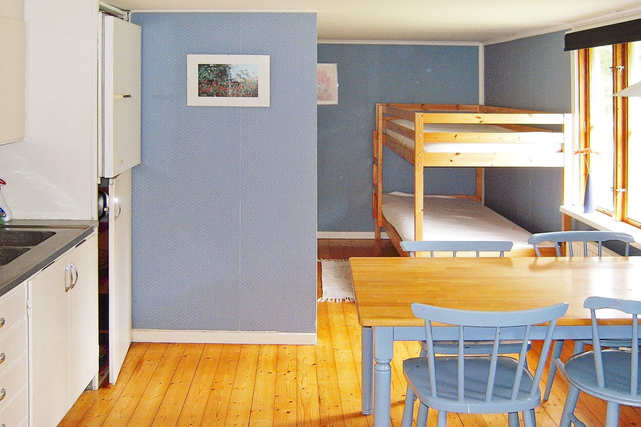 Sitting room(2x bunk bed), Kitchen(cooker(electric), coffee machine, microwave, fridge), Living/bed room(37 m2)(fireplace), bedroom(double bed, children\'s bed, high chair), bedroom(double bed), bathroom(washbasin, shower, toilet), heating(electric), garden furniture