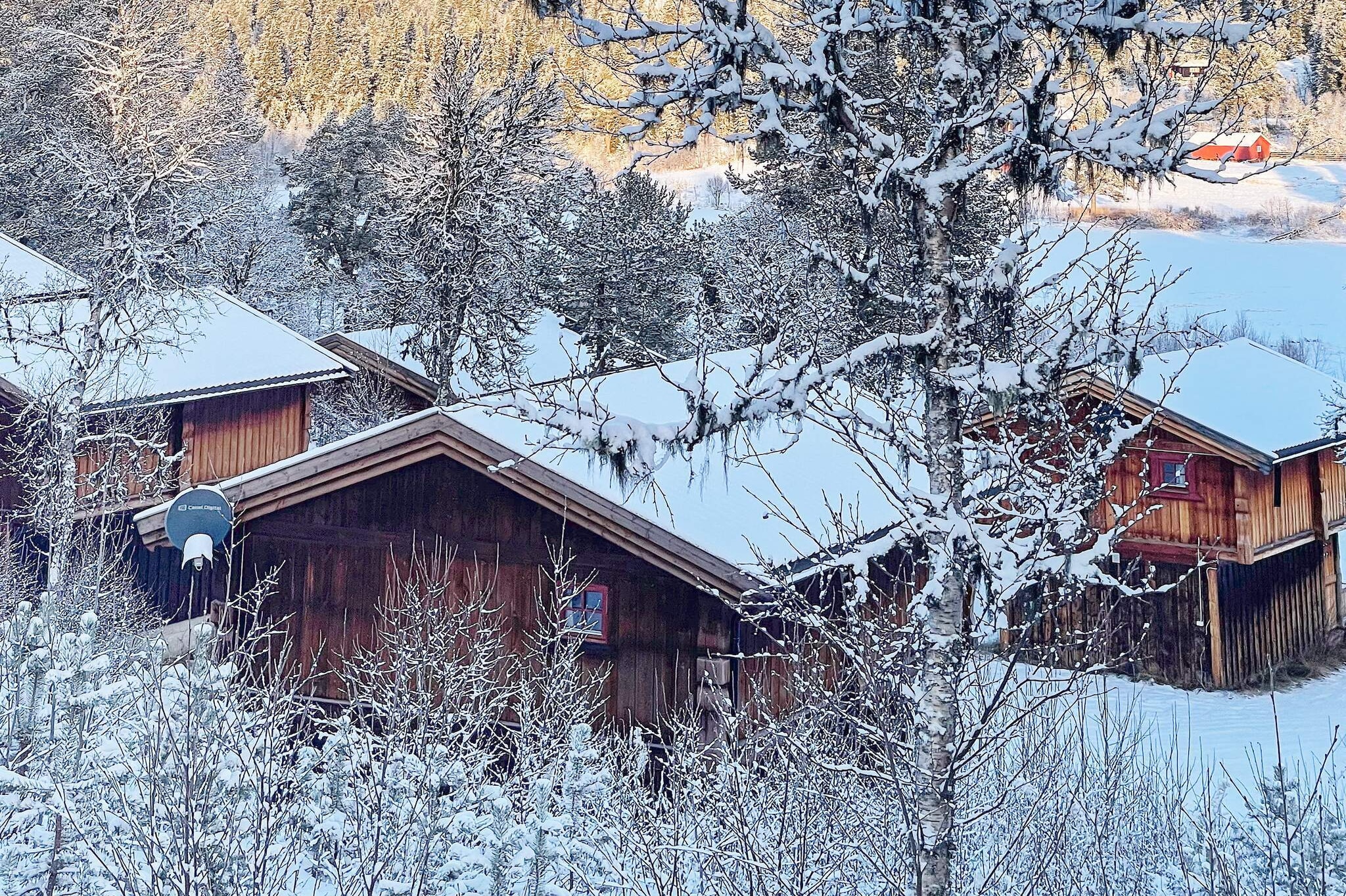 A holiday cottage in one of Norway's most scenic regions, with mountains only 500 meters away. Friisveien Turistsenter is family driven and this is an area where you can go hiking, hunting and experience the wilderness. You can also go swimming and fishing in several mountain lakes and there is a playground for children. Berries and mushroom can be picked in the wild. Book guided mountain hiking, rafting or go golfing nearby. You can rent a canoe or rowing boat per day or per week in the lake below the house. Lillehammer is approx. 45 minutes away and Hunderfossen is 30 minutes by car.