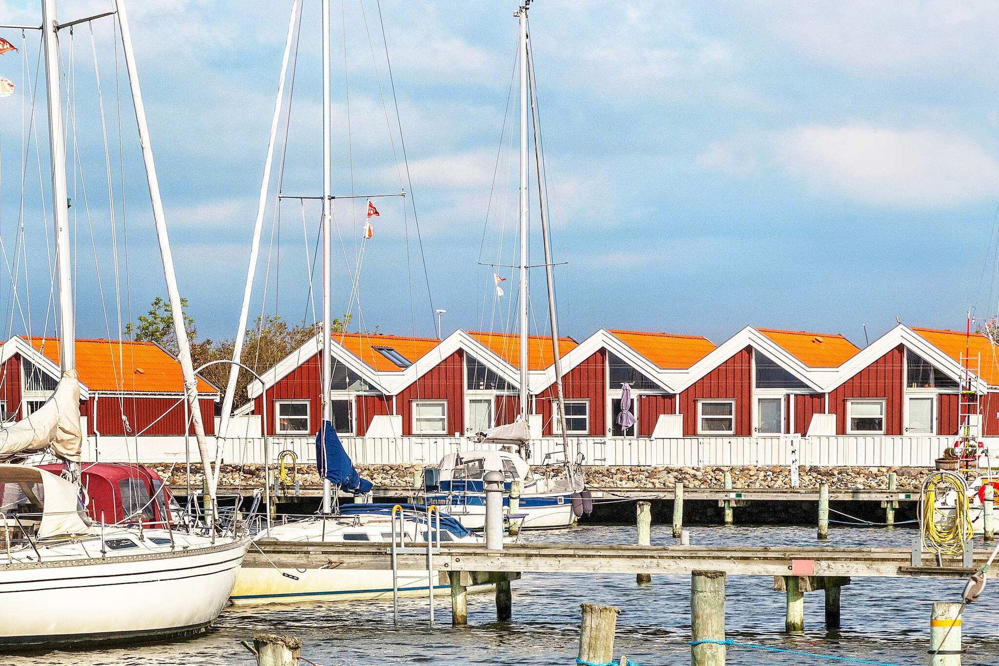 Internet Access DSL, Living room(16 m2)(2x single folding bed), open kitchen(cooker(electric), hood, coffee machine, microwave, dishwasher, fridge, freezer(1-59L), tumble dryer, washing machine), Living/bed room(30 m2)(double folding bed, TV(cable, german television channels, danish TV channels (DR1 and TV2)), CD player, stereo unit), bedroom(double bed), bathroom(bathtub or shower, washbasin, toilet), patio, heating(electric), terrace(12 m2), air to air heatpump