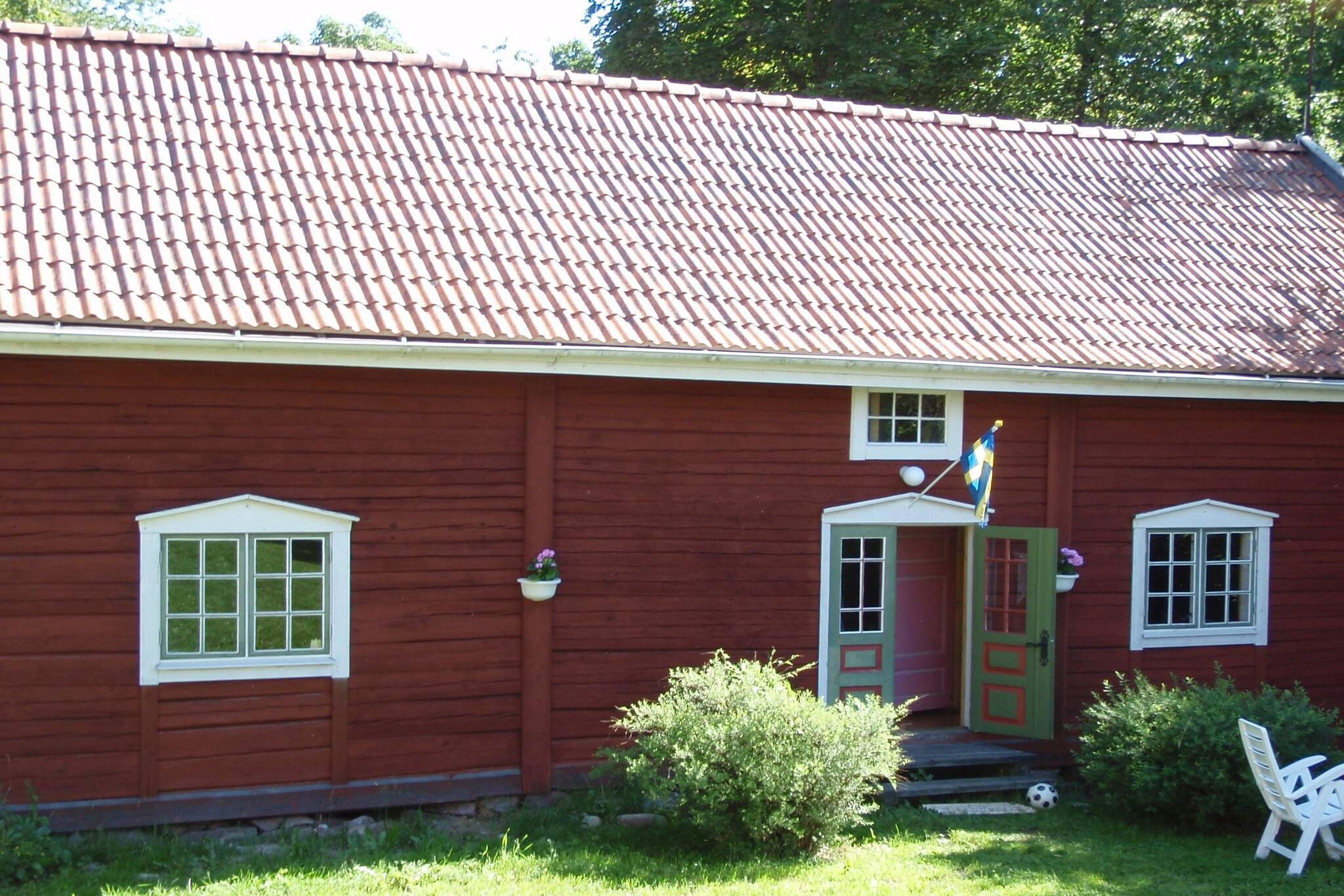 Welcome to the heart of SmÃ¥land, to the area where the films about Emil in LÃ¶nnerberga was recorded. The house is large and spacious and built at the beginning of the 18th century. It was renovated in the early 2000s, but you have tried to keep the original style. There is a large, spacious kitchen here. Living room with two bunk beds, alternatively sofa beds. Upstairs there are two large bedrooms. In the house. There is also a sauna. There is space in the garden which is shared with another house for the children to play on. There is also a trampoline and swings here. A boat is at your disposal, where there is good fishing. (More information in the cabin) For the family, a visit to Astrid Lindgren's world is a must (approx. 20 km). VÃ¤stervik is also a nice excursion destination. The lake view cannot be seen from the house.