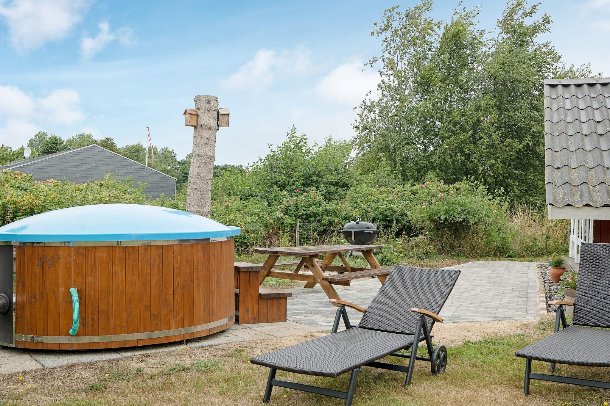 Cottage in quiet area. The house has a good decor for families with children. There is a large garden with good opportunities for ball games and play. There are 2 swings, slide and play tower. Approx. 200 m to the beach. After a day at the beach, it is possible to barbecue on the terrace.