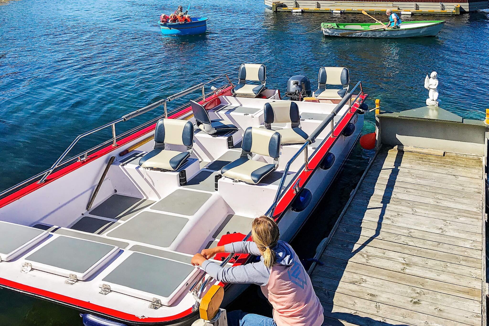 Boat: \n\nInternet Access DSL, Living room(8 m2), open kitchen(cooker(4 ring stoves, gas), hood, coffee machine(filter), dishwasher, fridge, freezer(> 250L), tumble dryer(shared with other guests), washing machine(shared with other guests)), Living/bed room(32 m2)(TV, DVD player, radio, CD player, chromecast), bedroom(single bed, double bed), bedroom(single bed, double bed), bathroom(bathtub or shower, washbasin, toilet), heating(electric), terrace(26 m2), terrace(roofed, 24 m2), garden furniture, BBQ, parking, fish cleaning table, air to air heatpump