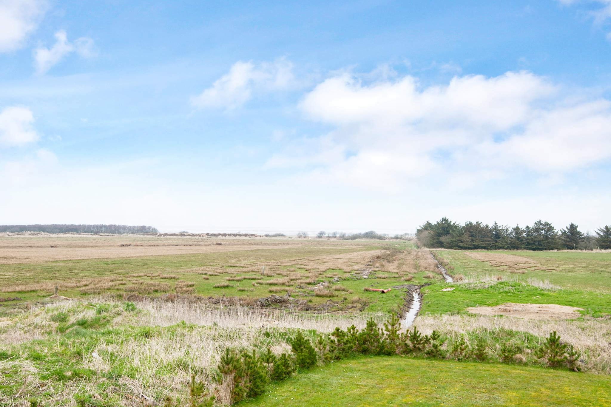 open kitchen(cooker(electric), hood, coffee machine, microwave, dishwasher, fridge-freezer, tumble dryer, washing machine), Living/bed room(TV, CD player, stereo unit, chromecast), bedroom(double bed, children\'s bed), bedroom(2x single bed), bathroom(bathtub or shower, washbasin, toilet), balcony, heating(electric), terrace