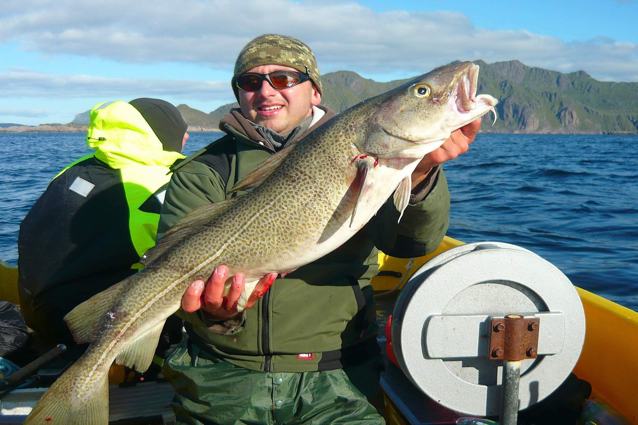 Great place for anglers who want to fish in the sea in Lofoten. The apartment is located on a jetty with a great view of the archipelago beyond, 2,5 km east of the fishing village of Ballstad. The apartment has TV where you can watch German and Norwegian channels via Chromecast. Free wireless internet. There are 2 bedrooms, 1 with 2 single beds that can be put together to a double bed, and 1 with a family bunk bed (the lower bunk is 150 cm and the upper bunk 80 cm). Large parking lot. Sauna available. Shared laundry room. On the quay you will find outdoor furniture and a barbecue. The house has 2 x 400 liter freezer capacity. On the ground floor, there is a room for organizing and storing fishing equipment and preparing fish on the scullery bench with running water and light. The fish-rich Vestfjorden invites you to exciting fishing trips. 2.5 km to the fishing village of Ballstad, which has a cozy restaurant. 11 km to Leknes, which is West Lofoten's "capital" with many restaurants and shops. Also visit the many well-known fishing villages in Lofoten. The Fisheries Museum in Kabelvåg has a large collection of old boats and fishing equipment that can be studied up close. Close by is a gallery and aquarium where sea fish can be studied close up. Boats are availeble for rent between 1 May and 1 October and must be preordered:  18 ft boat with 10 hp motor and 5 life jackets 20 ft Bellcraft boat with 100 hp, sonar, gps, chartplotter and 4 rod holders  The boats are tied to a floating dock next to the house. Please note that boat rental needs to be paid in EUR.