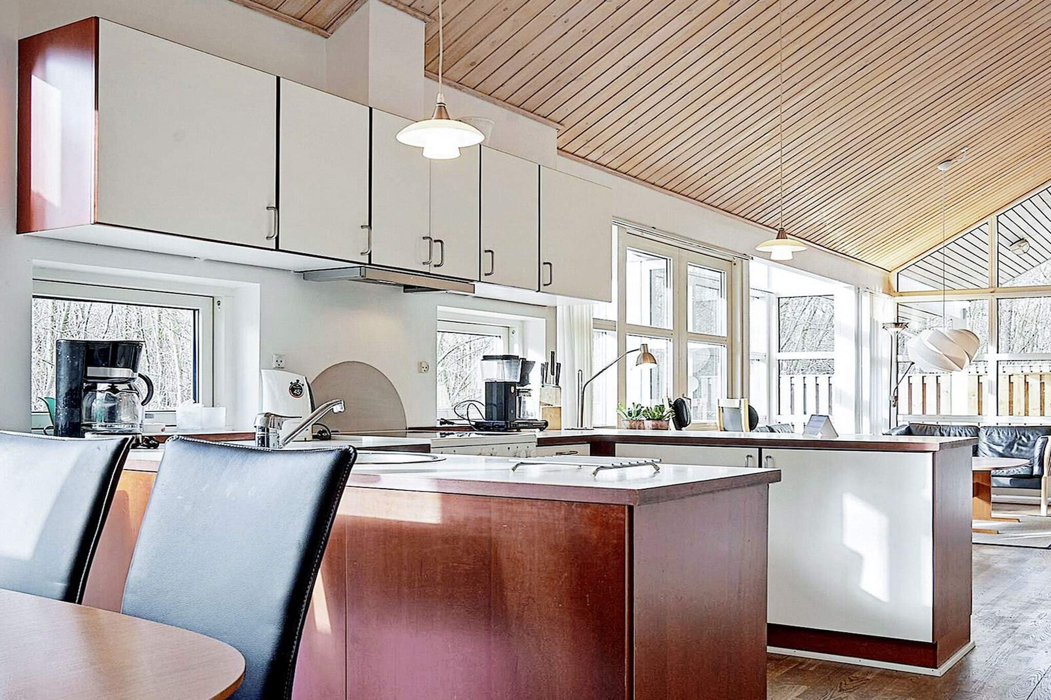 Modern cederhouten huisje vlak bij het strand - Binnen