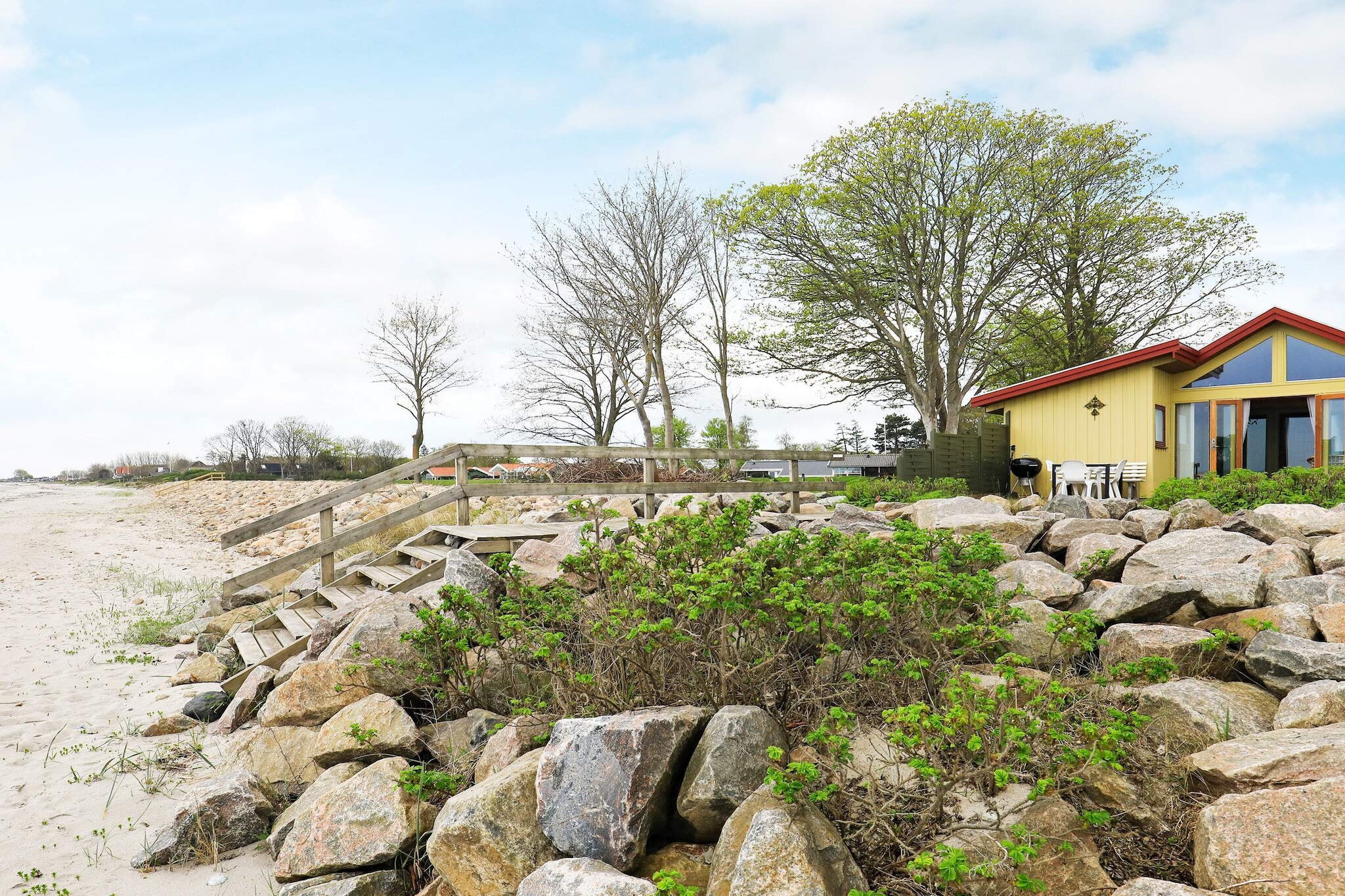 Internet Access DSL, Living room(2x single folding bed), open kitchen(cooker(electric), hood, coffee machine, dishwasher, fridge(+ freezer), washing machine), Living/bed room(TV, DVD player, radio, CD player, high chair), bedroom(4x bunk bed), bathroom(bathtub or shower, washbasin, toilet), heating(electric), terrace, BBQ