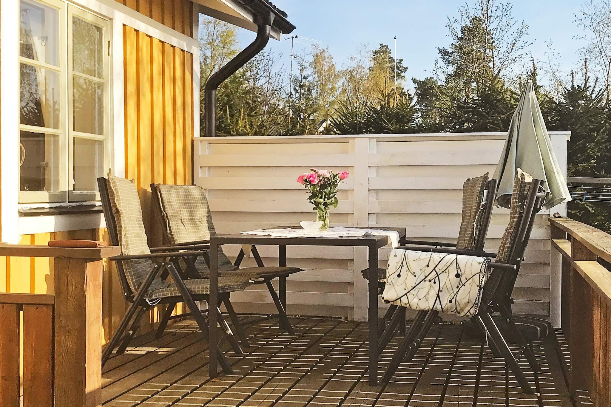 Internet Access DSL, open kitchen(cooker(2 ring stoves), coffee machine, microwave, fridge(+ freezer), high chair), Living/bed room(double folding bed, TV(swedish TV channels), radio), bedroom(5 m2)(2x bunk bed, cot), bathroom(washbasin, shower, toilet, washing machine), washing machine, heating(electric), terrace(garden furniture), parking