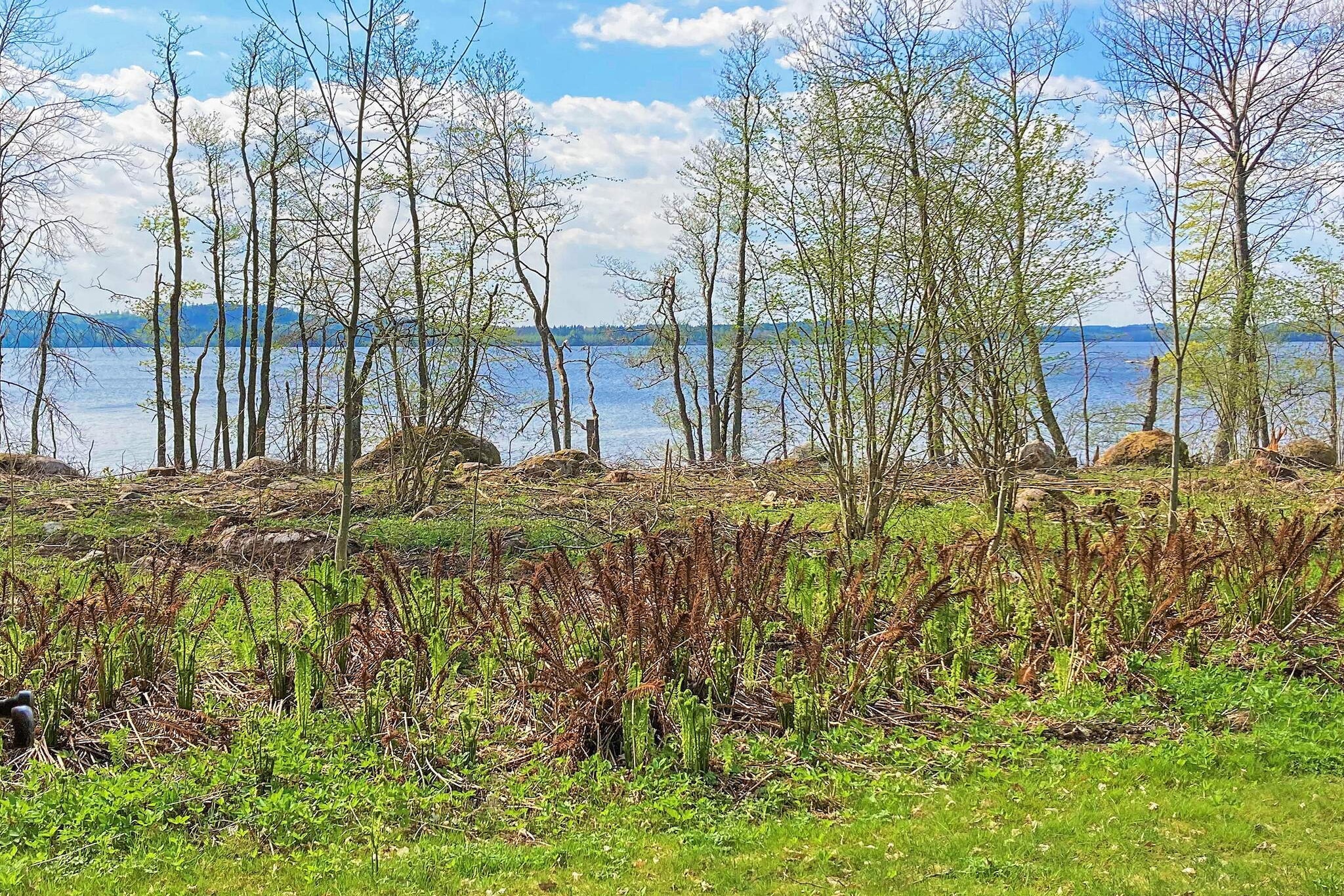 Welcome to a cozy accommodation with only 50 meters to Lake Ã–rken. This cottage is one of three built in 2002. The cottage is also called &quot;Uttern&quot; and has an open floor plan between the kitchen and living room. The kitchen has most things you could need. A perfect accommodation for the small family who wants to live with the lake next door and close to the forest and the tranquility outside. In the house there is only cold water, fresh and clear from its own well.The plot is audibly lush natural plot with a view of the lake between the trees. One bedroom has a double bed and in the other there is a bunk bed. Adjacent to the living room is a covered terrace. The bathroom with sink and separett-toilet. Access to shower is available in onecommon space about 30 meters from the cottage. Ã–rken is a good fishing lake and a nice swimming lake with several sandy beaches. It glimpses the lake between the trees from the cottage. A rowing boat is available for rent SEK 500 / week. Fishing license required. High chair and babybed are available to book on site. For the adventurous there is the opportunity to go zipline through LittleRock Lake which is a nature center in the area. If you want to make an excursion it is about 1 hour drive to Astrid Lindgren's World and to the Kingdom of Glass in Kosta and Orrefors. Warm welcome to nice peaceful idyll but close to forest and swimming.