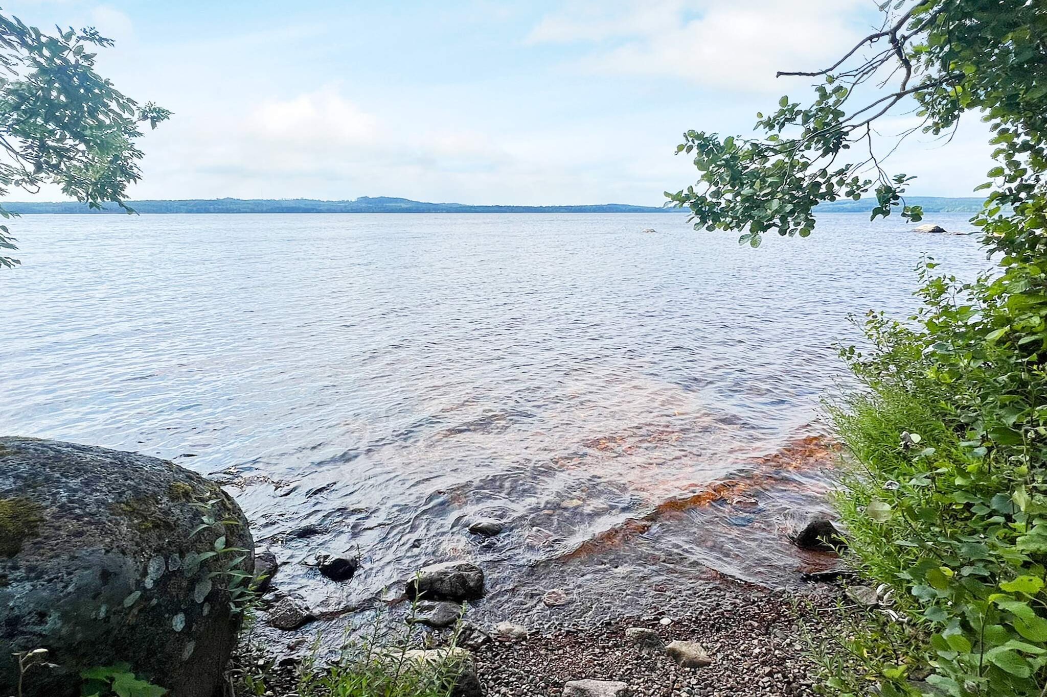 Internet Access DSL, open kitchen(10 m2)(cooker(electric), oven, fridge), Living/bed room(23 m2)(TV, radio), bedroom(6 m2)(2x bunk bed), bedroom(6 m2)(double bed), bathroom(washbasin, shower(shared with other guests)), heating(electric), terrace(roofed, 16 m2)(garden furniture, BBQ), water from well